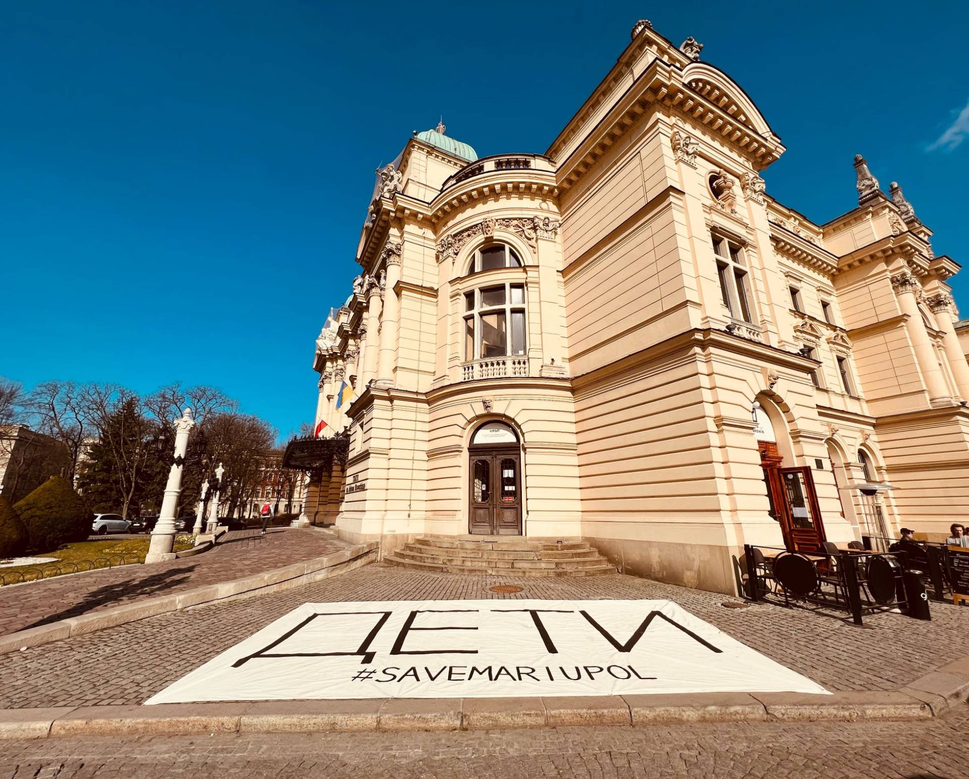 Napis "Dzieci"  przed krakowskimi teatrami. Gest solidarności z Mariupolem