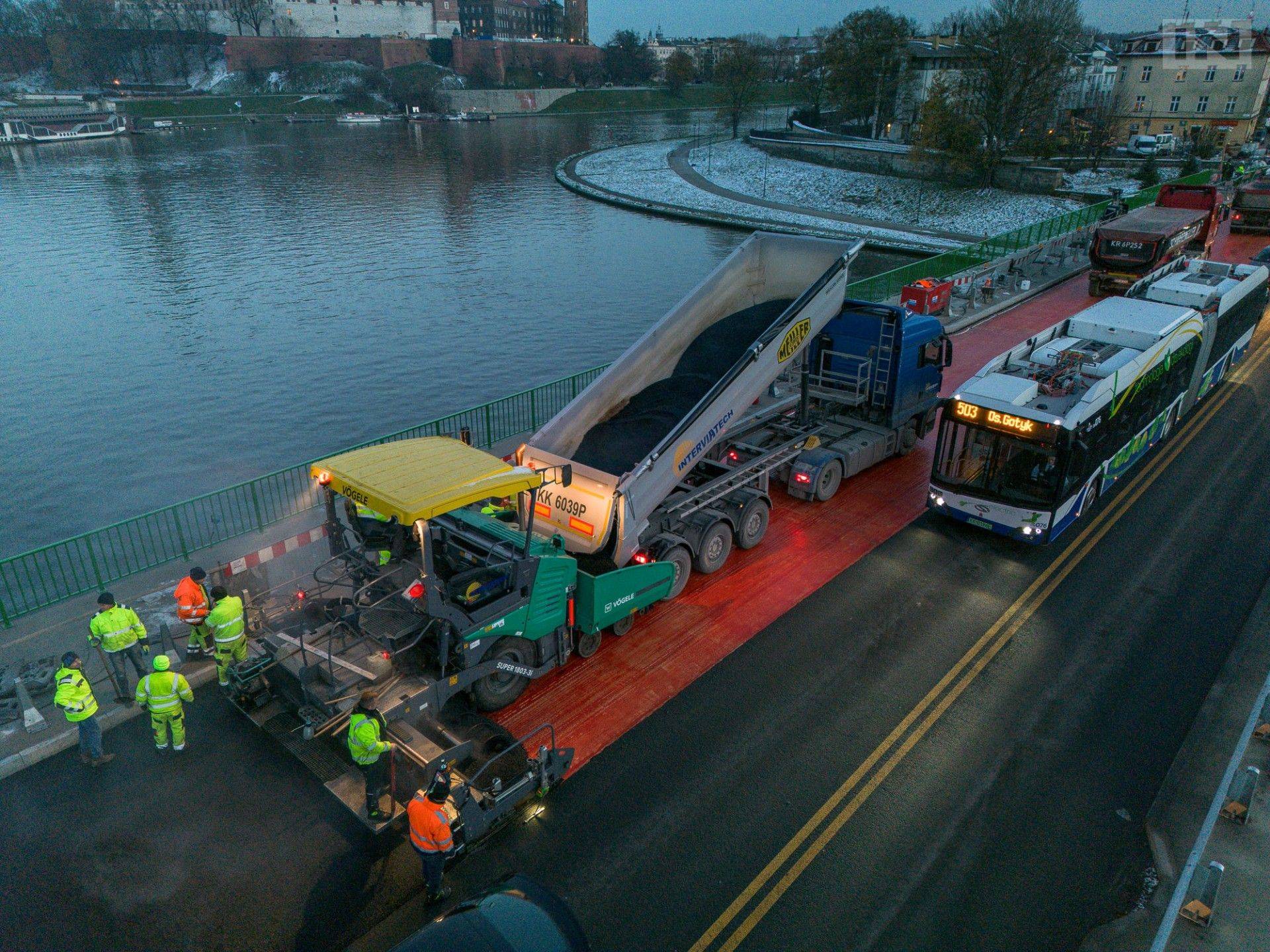 Zdążyli na czas wylać asfalt, nowy termin otwarcia mostu Dębnickiego dotrzymany