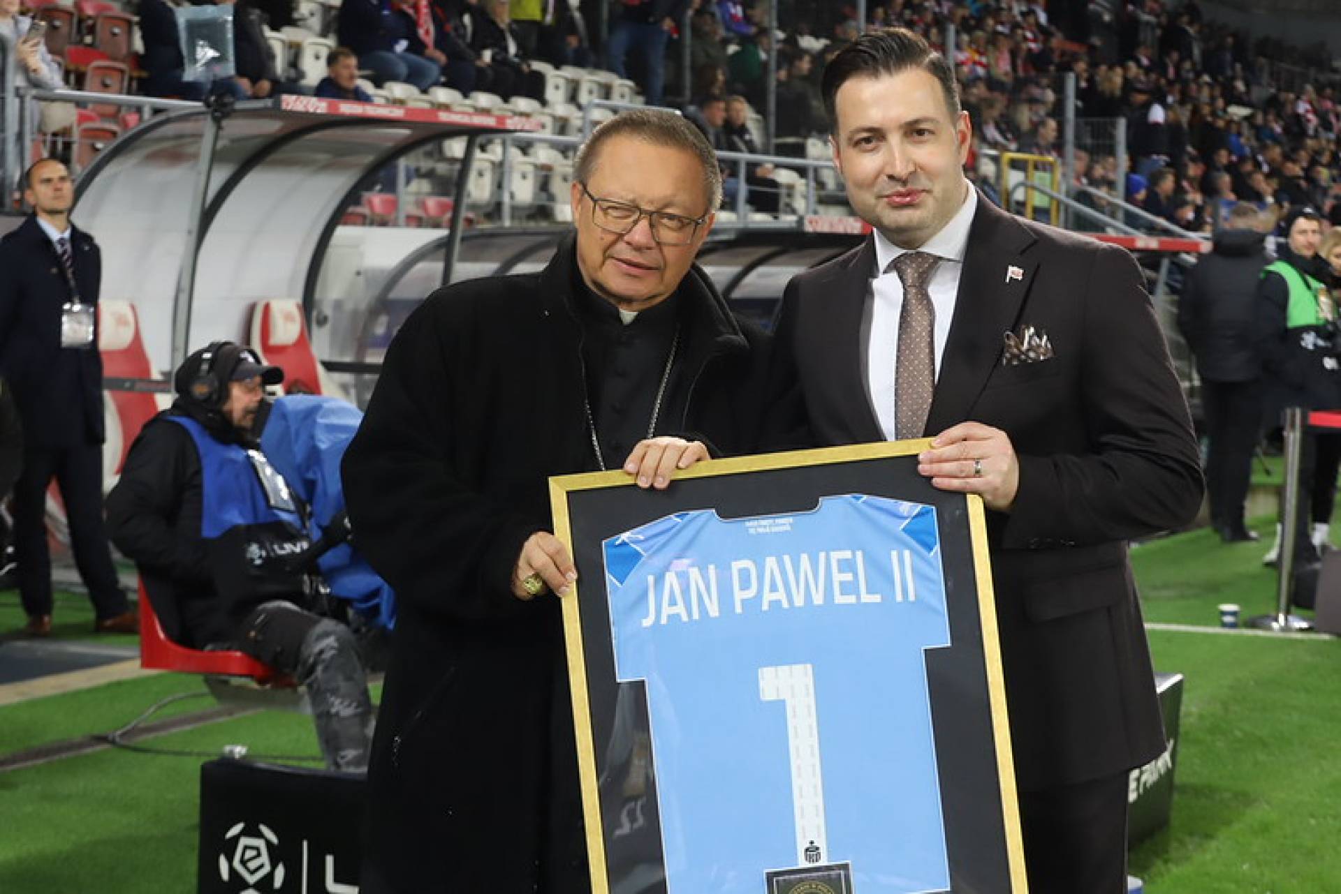 Kardynał Grzegorz Ryś na meczu Cracovia - Legia. Otrzymał specjalną koszulkę