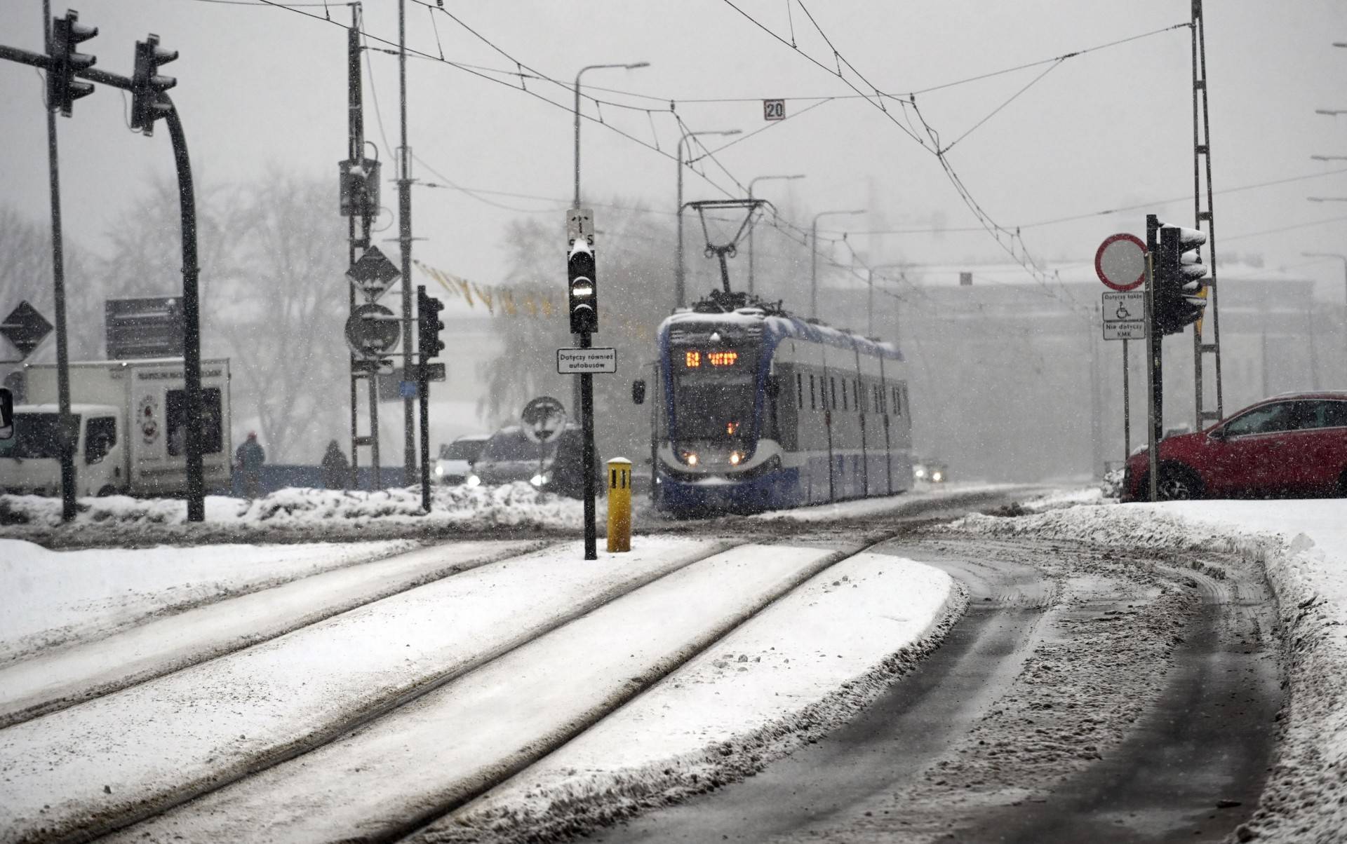 Awarie zwrotnic i wykolejenia tramwajów, służby nie nadążają...