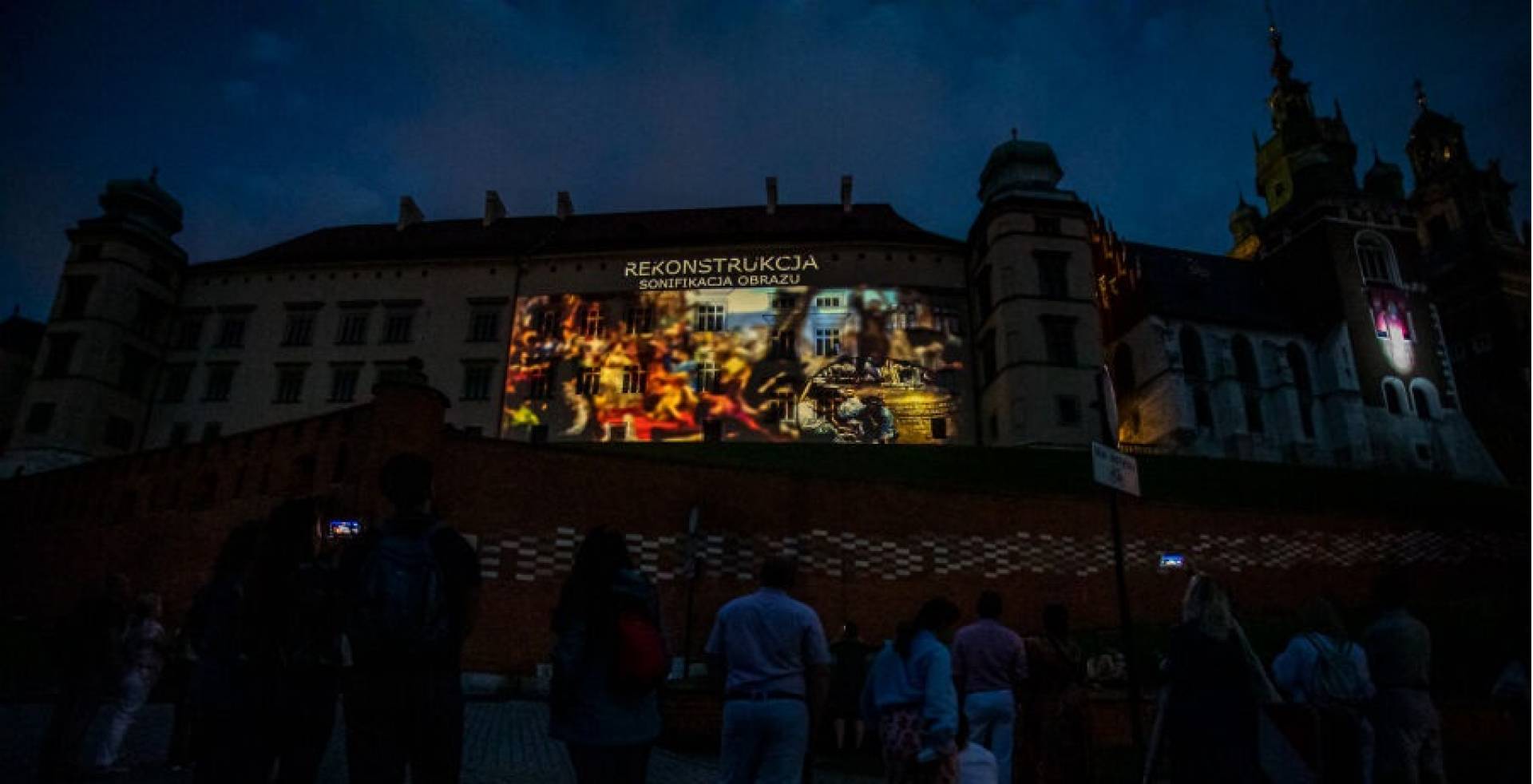 Spektakularny pokaz na Wawelu. A na Rynku stanął styropianowy dzwon