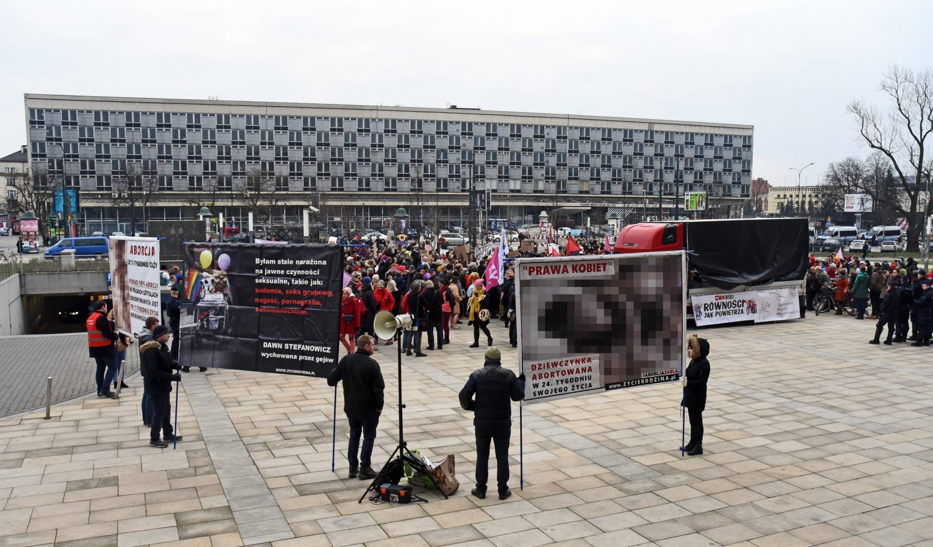 Chcą zakazu epatowania drastycznymi treściami w centrum Krakowa
