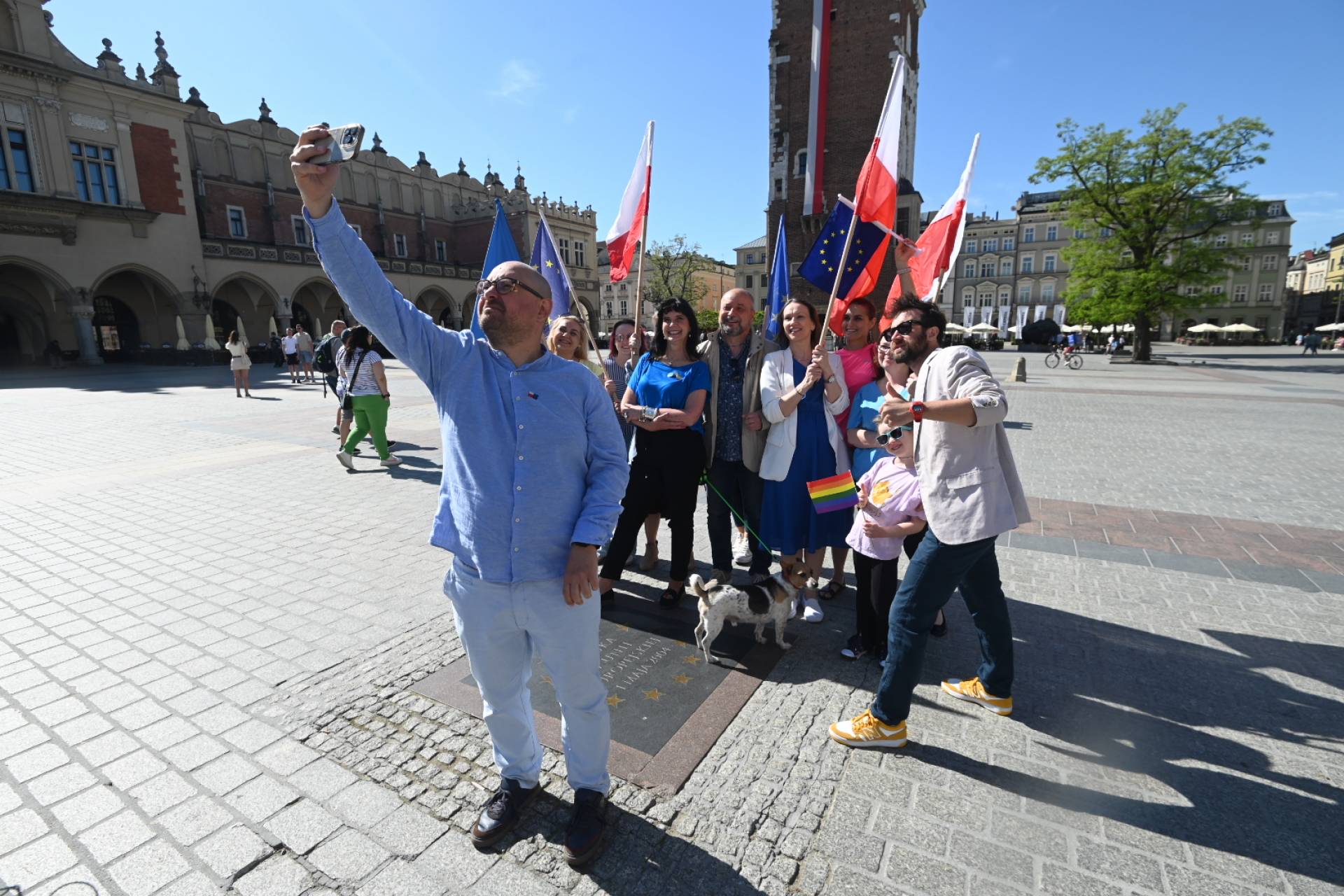 Przez lata dyrektor biura Róży Thun, teraz sam walczy o mandat europosła