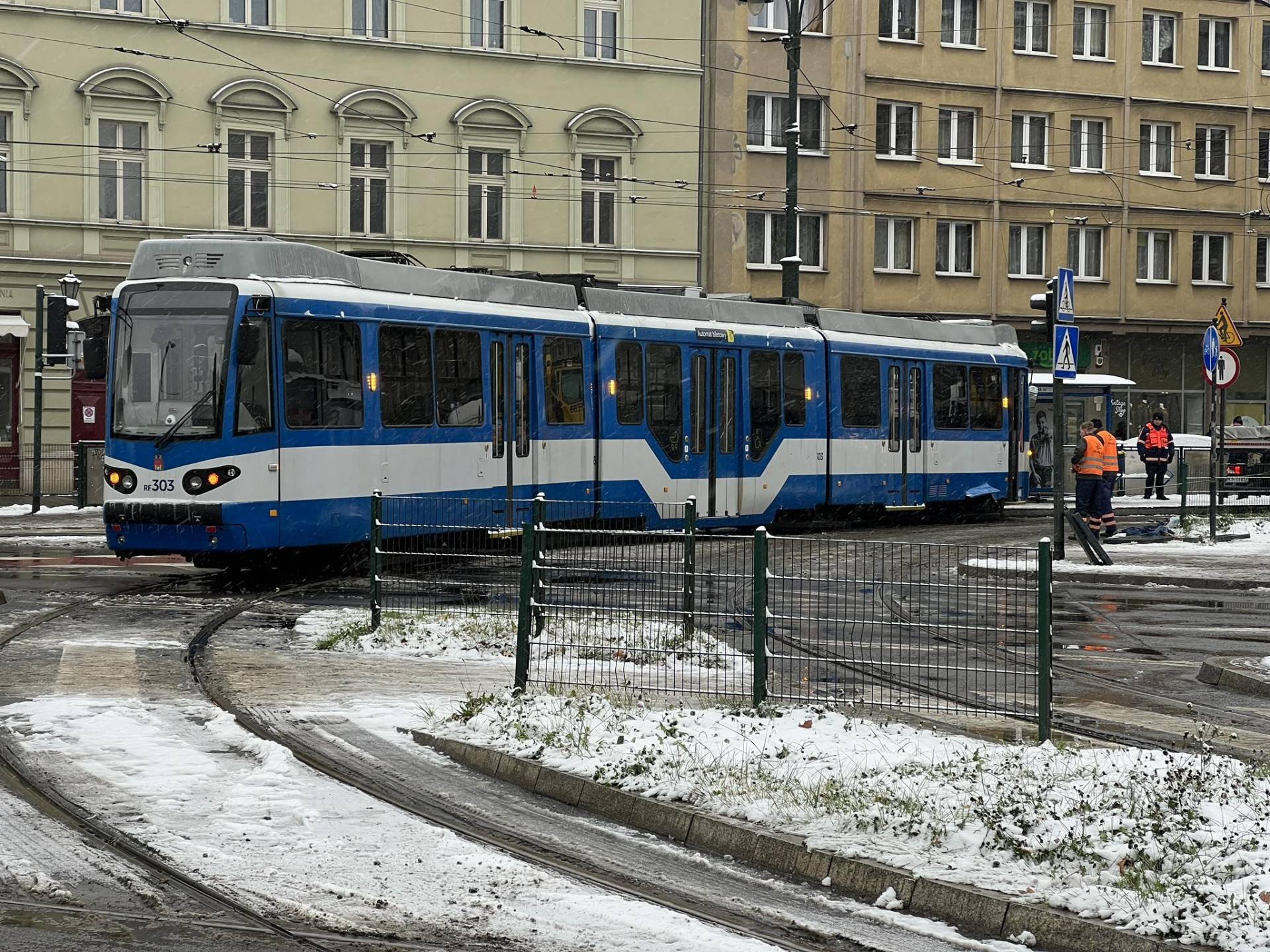 Wykolejony tramwaj i atak zimy, duże problemy z komunikacją w mieście