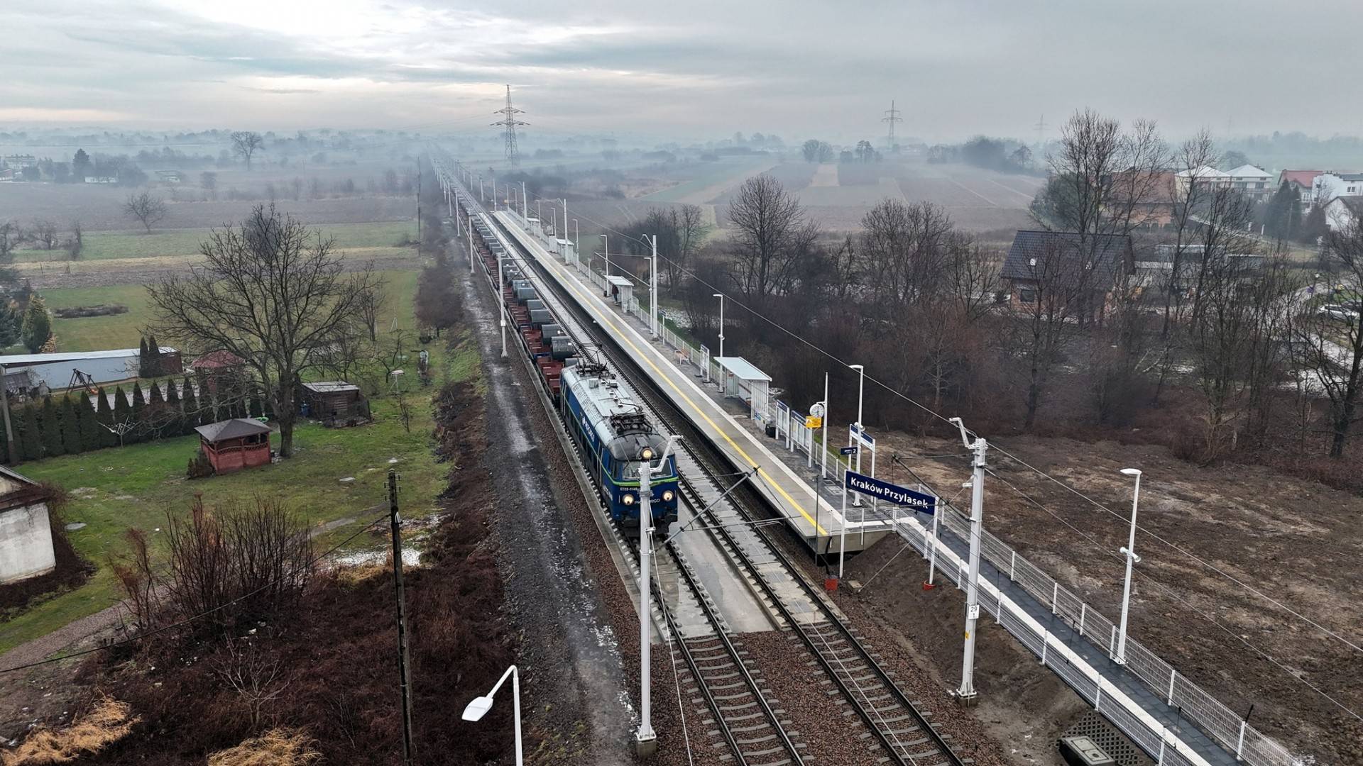 Na przystanku kolejowym w Krakowie testują nową nawierzchnię, ma ograniczyć hałas