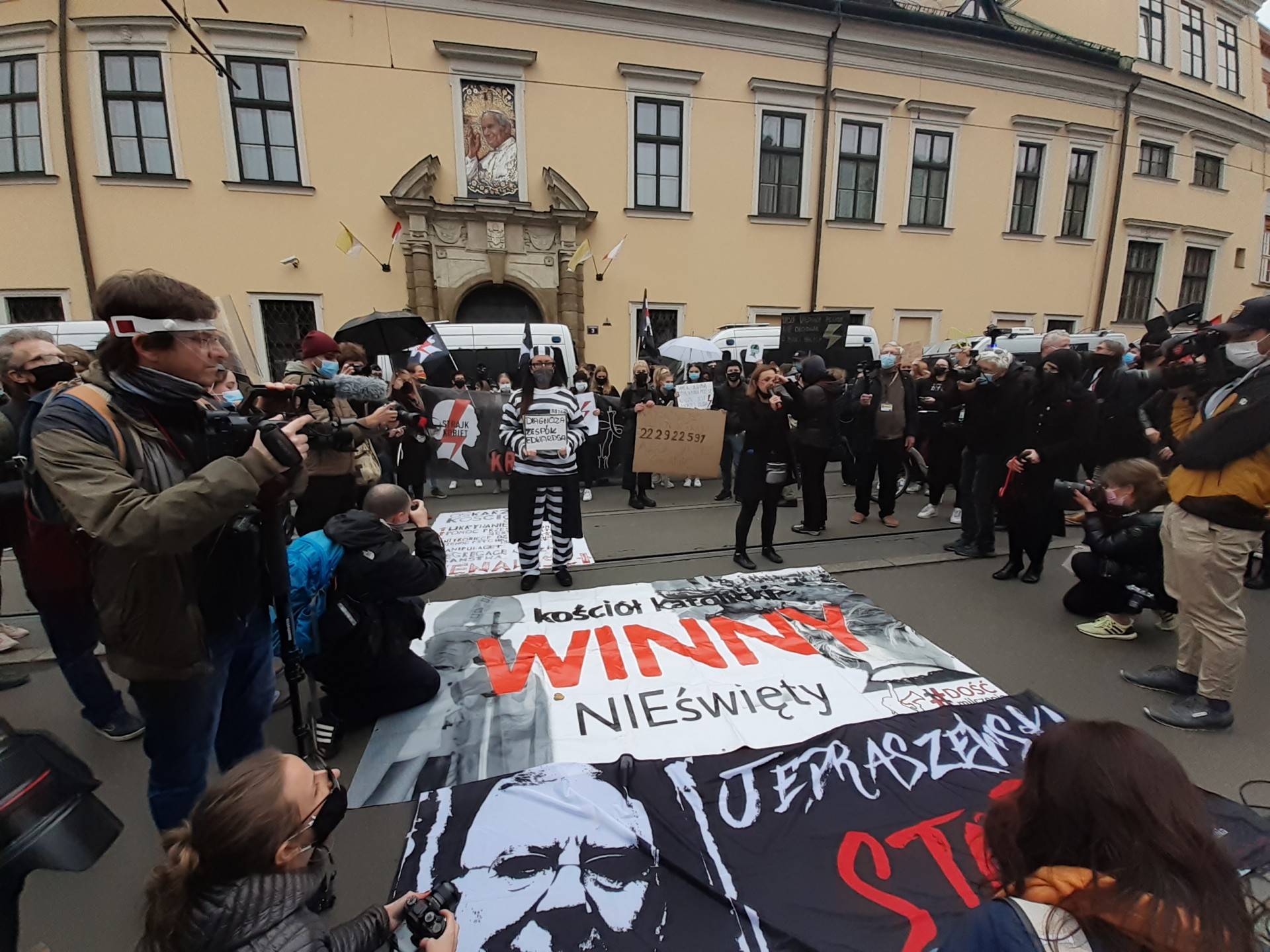 Rozpoczął się protest przed krakowską kurią. Ostre hasła