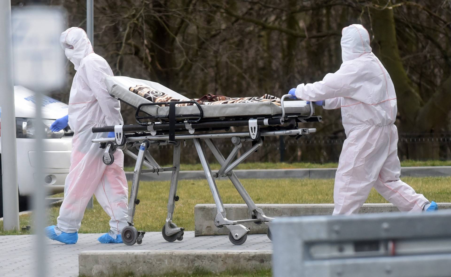 Znów ponad pół tysiąca zgonów. Dużo ofiar również wśród zaszczepionych