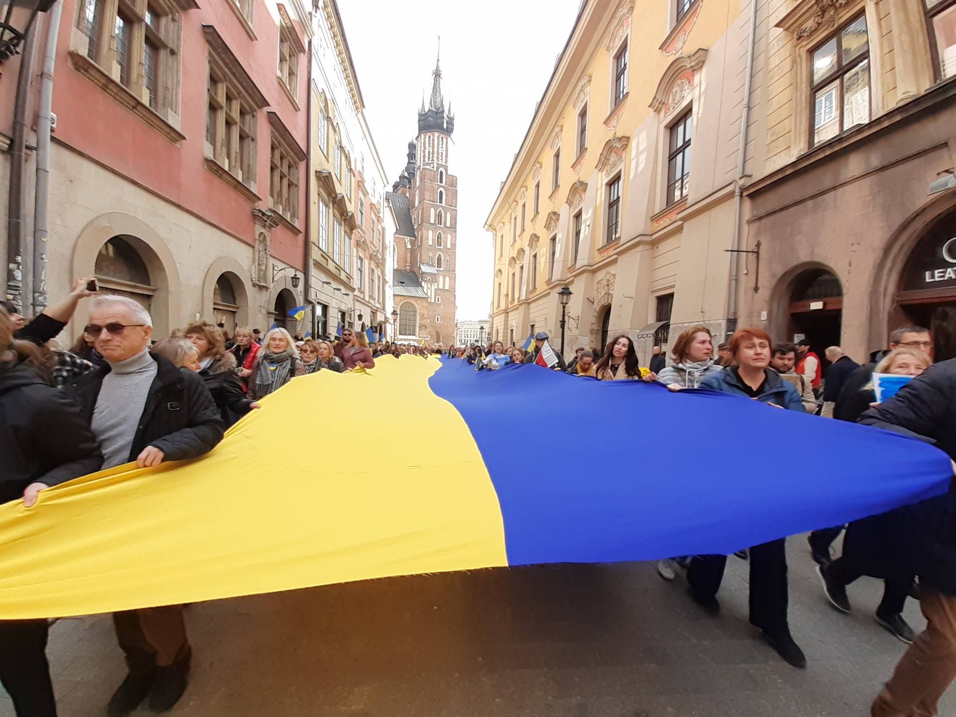 Nieśli przez Kraków wielką flagę walczącej Ukrainy. Znak solidarności