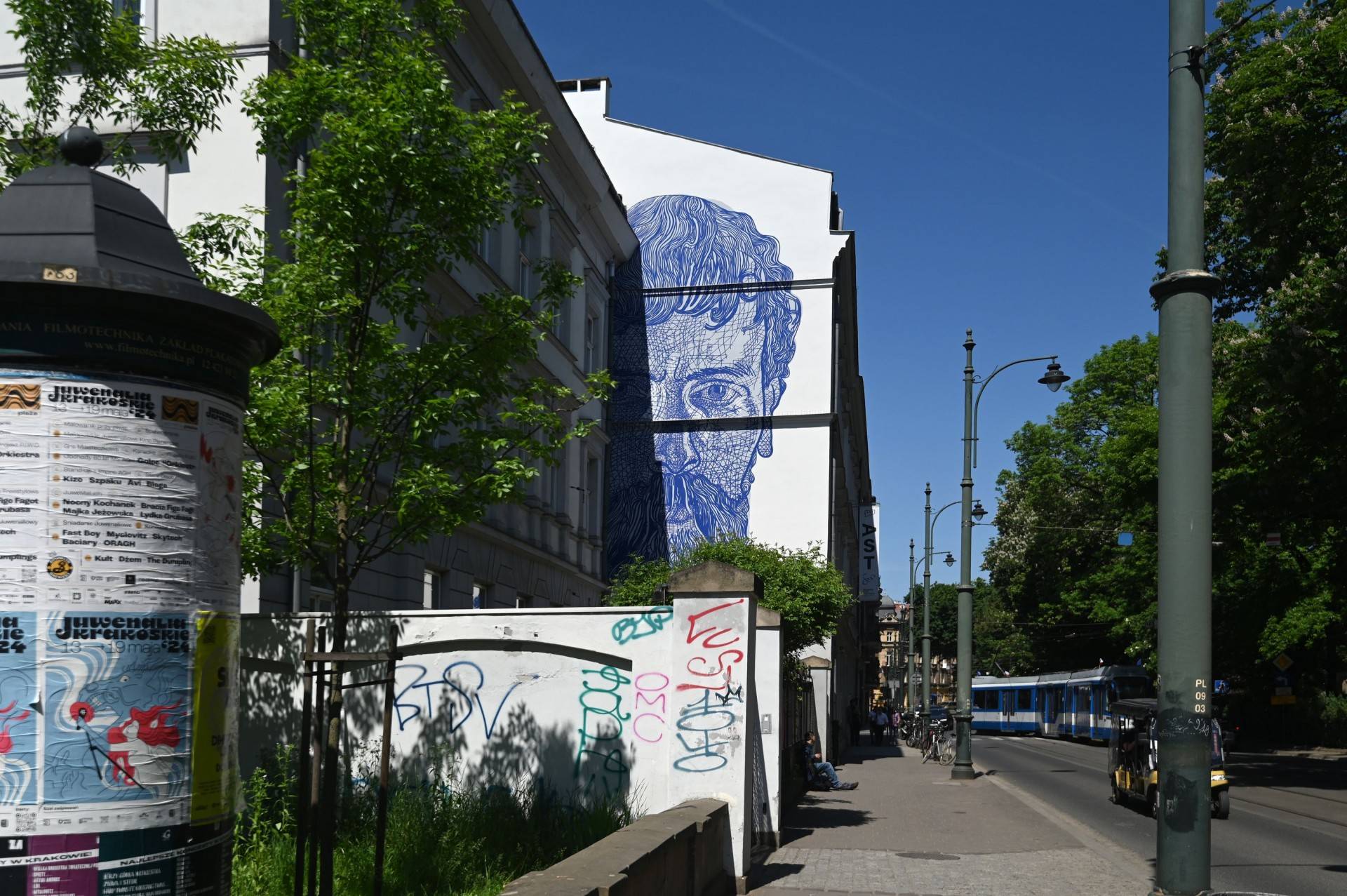 Intrygujące murale na budynku Akademii Sztuk Teatralnych