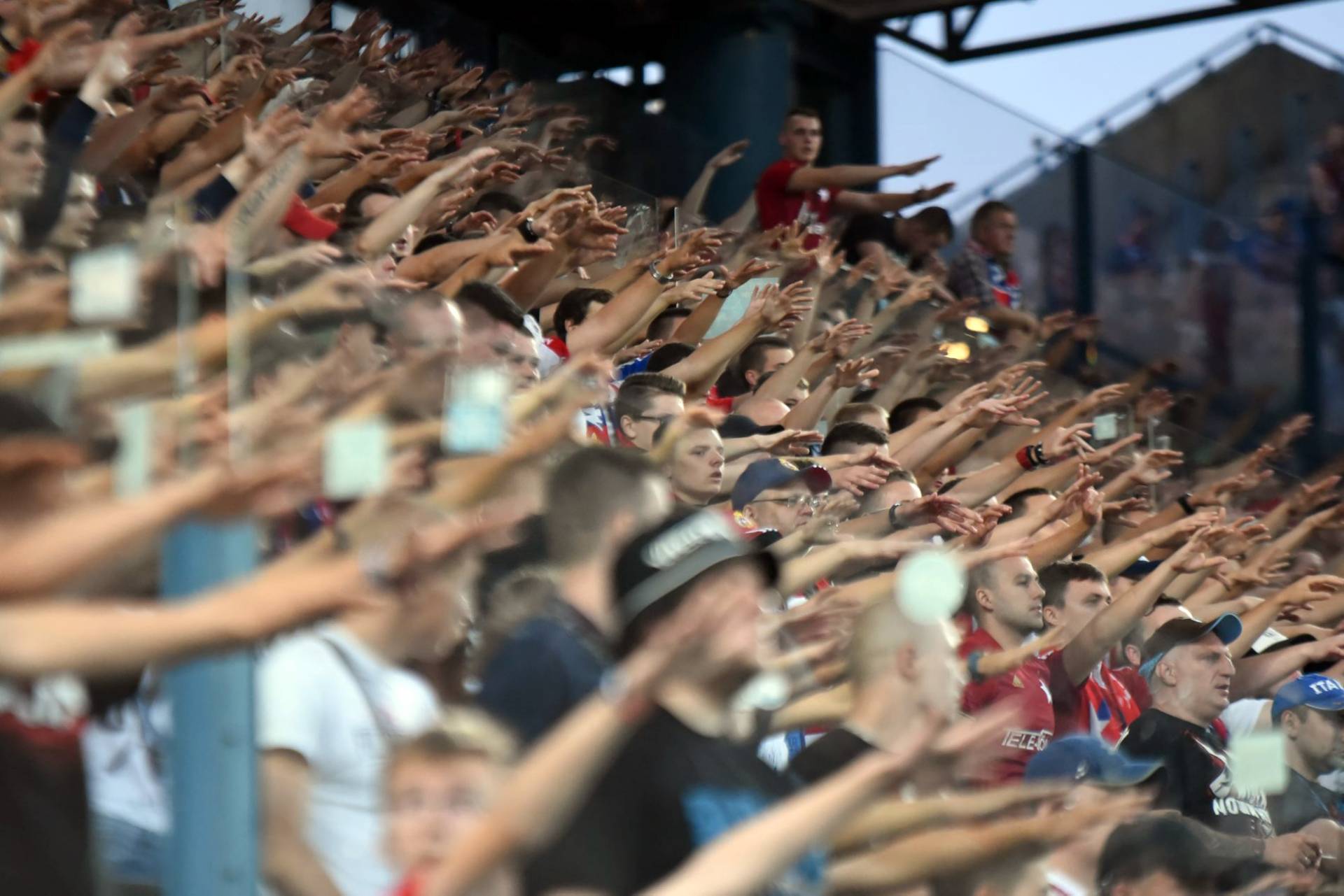 Niebezpieczny incydent podczas meczu na stadionie Wisły, ranna jedna osoba