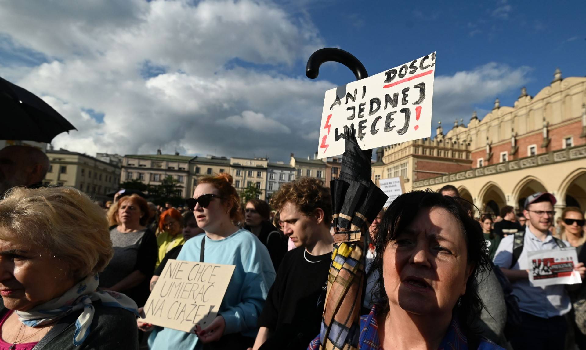 Ani jednej więcej, protest przeciw odbieraniu kobietom prawa do życia, zdrowia i wolności