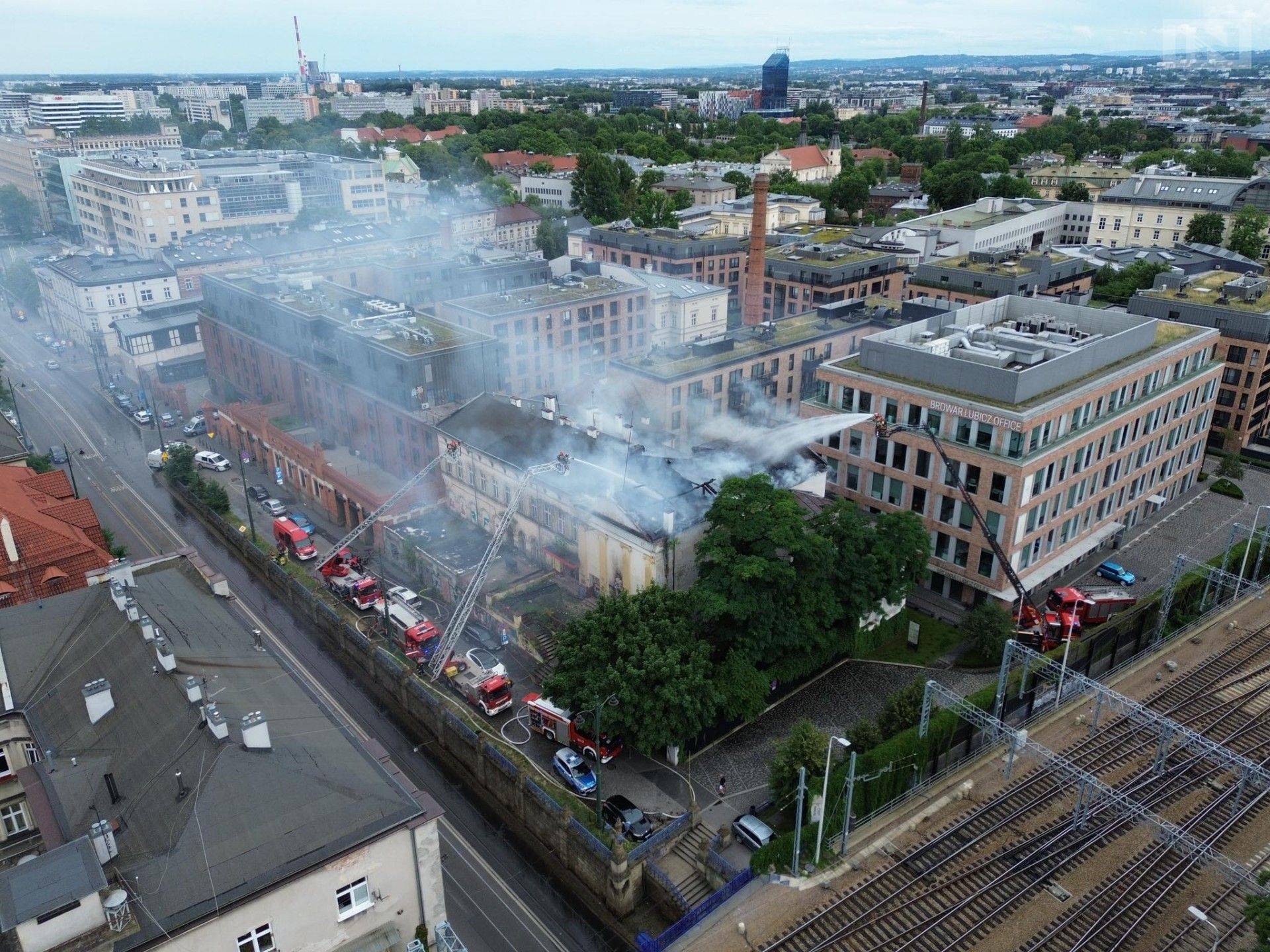 Duży pożar przy ulicy Lubicz, kłęby dymu widać było z daleka (zdjęcia, film)