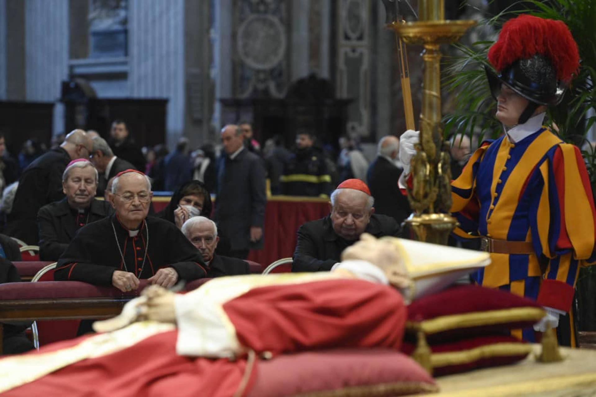 Kardynał Dziwisz już w Watykanie, krakowianie żegnają zmarłego papieża
