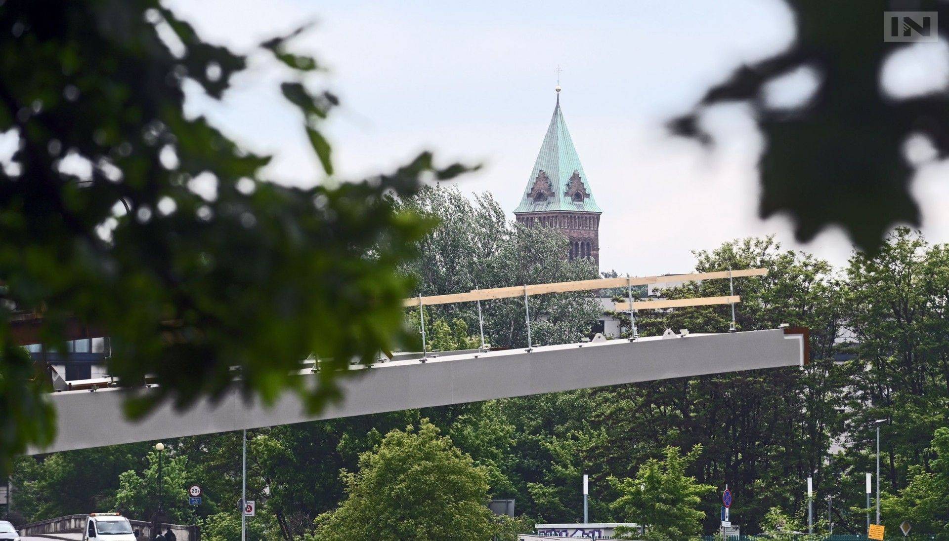 Muszą montować kładkę nad Wisłą nocami, powodem wysoka temperatura