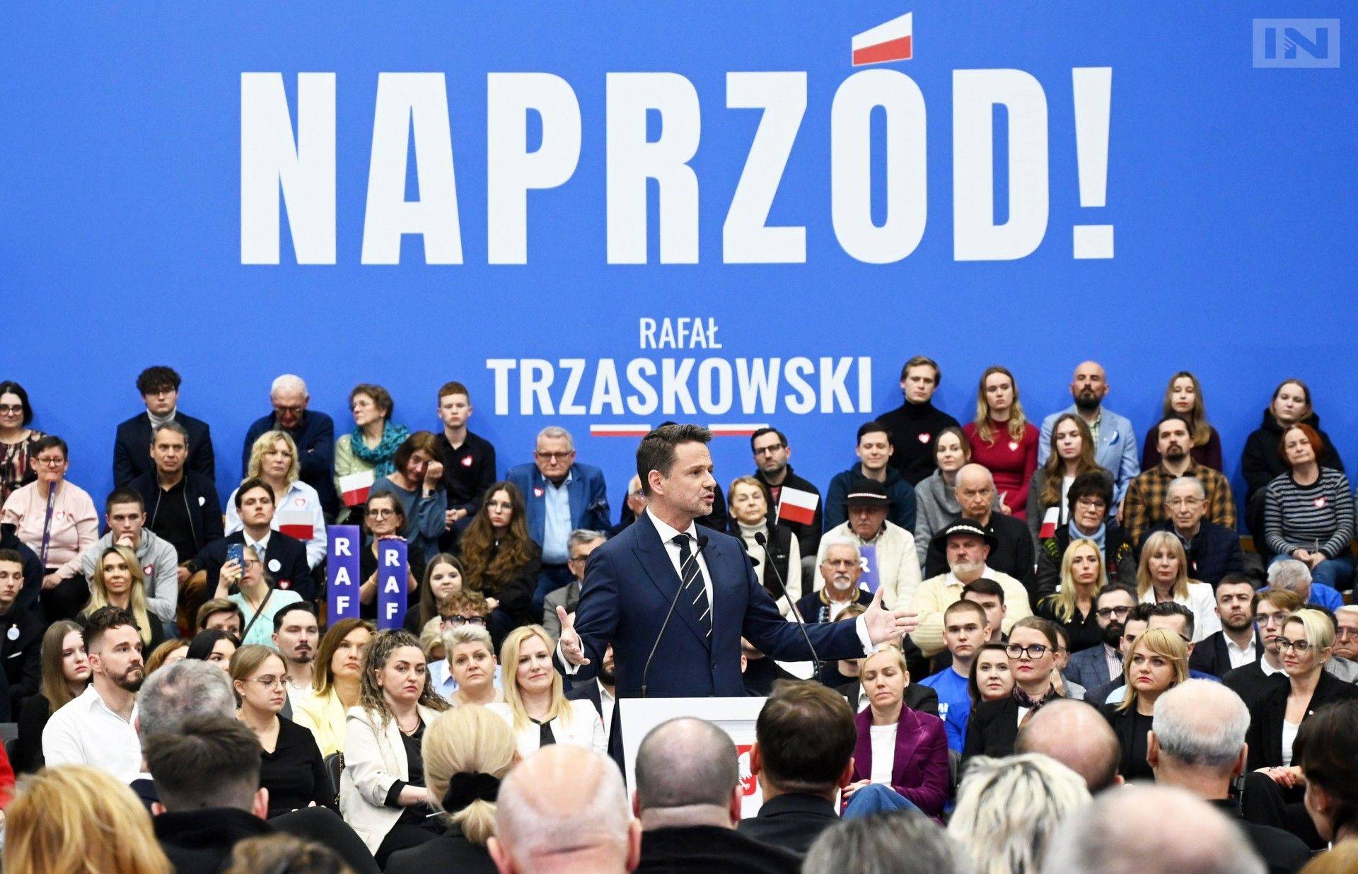 Piasecki ogląda słupy ogłoszeniowe: Cała Polska naprzód i... nasze dwie ojczyzny