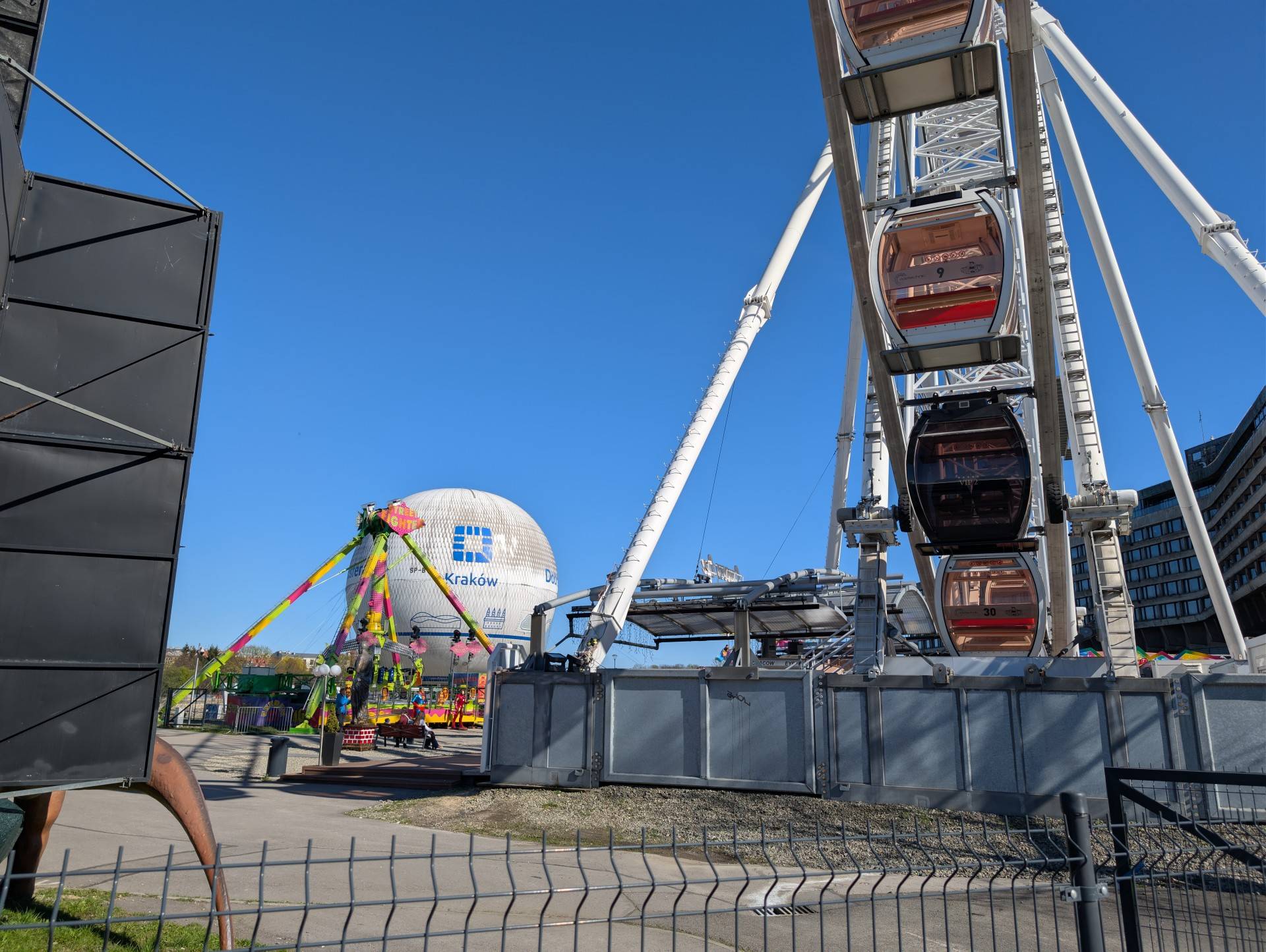 Bałagan na Bulwarze przy Hotelu Forum. "Potrzebna interwencja"