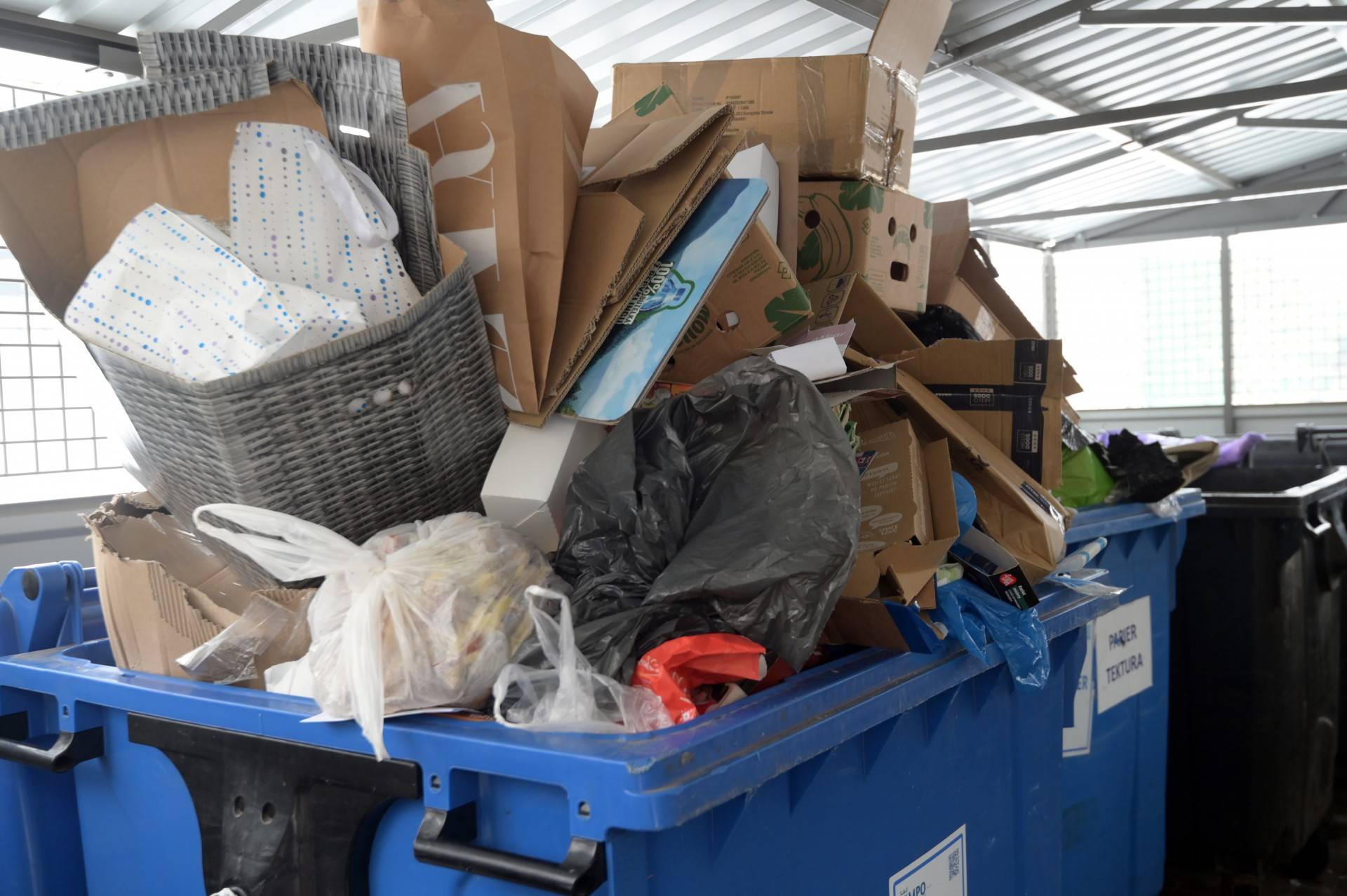 Skutki uboczne akcji „Zima”: kłopot z wywozem śmieci, miasto tłumaczy