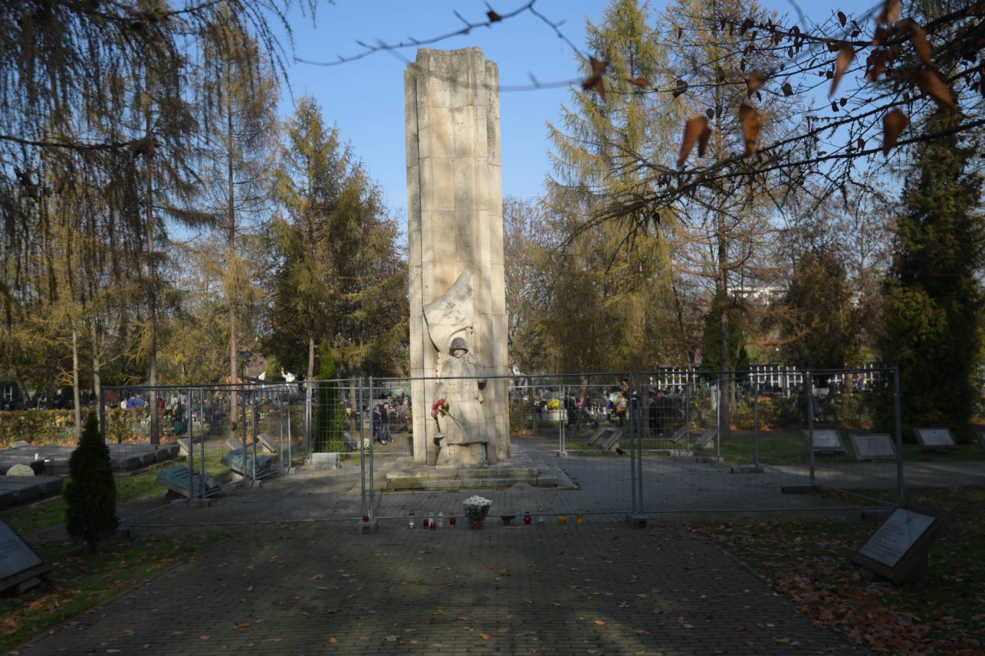 Odgrodzony pomnik żołnierzy radzieckich na cmentarzu Rakowickim