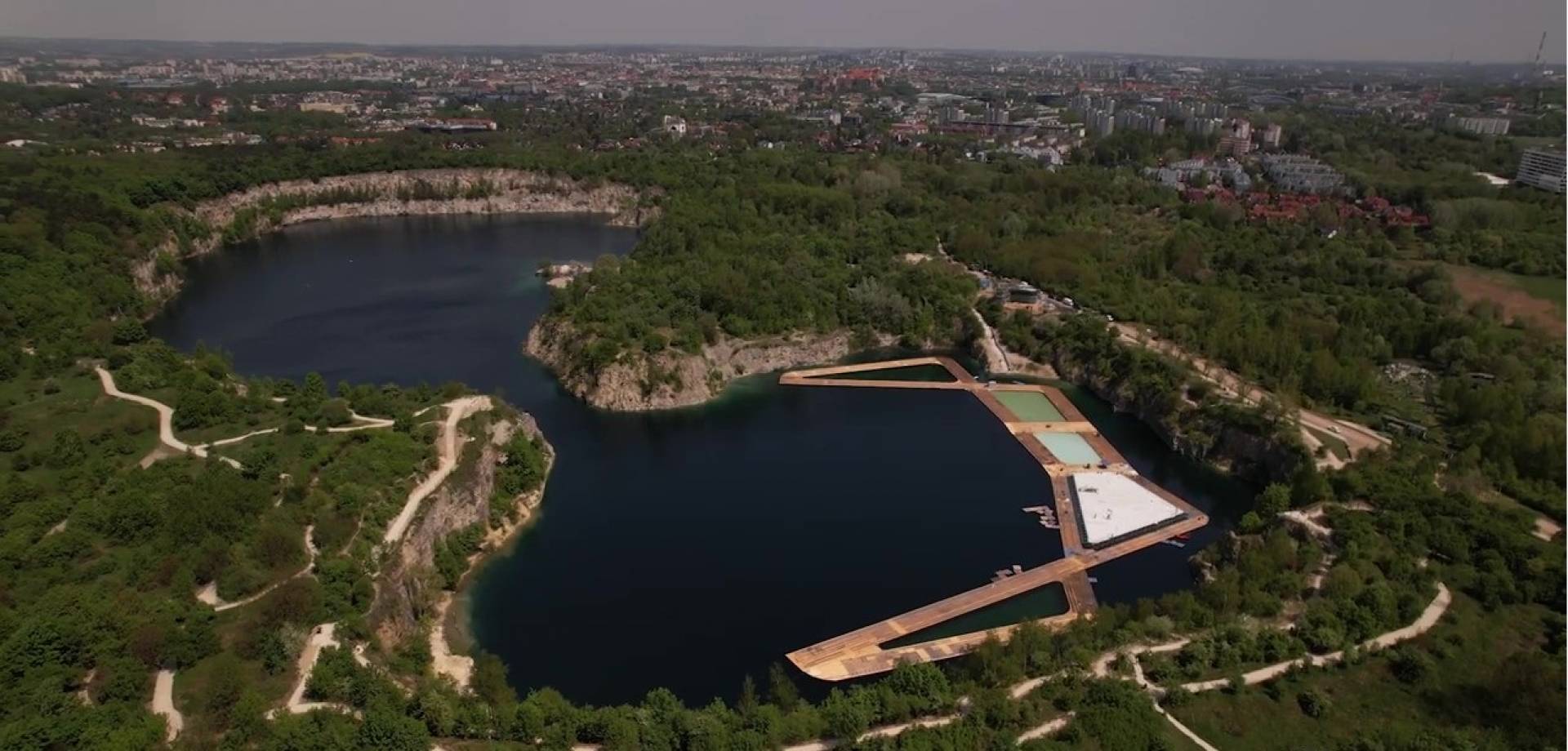 Pływające kąpielisko na Zakrzówku prawie gotowe. "Pionierski projekt"