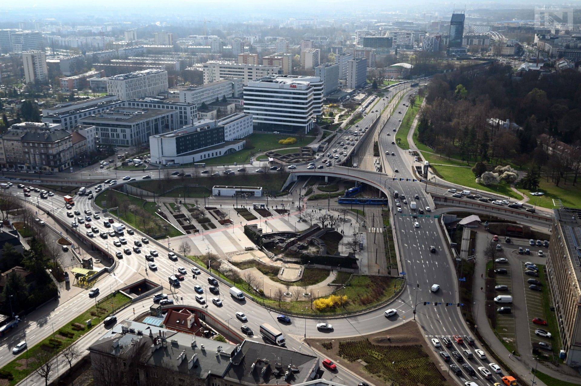 Radni Krakowa zdecydowali: stare, smrodzące auta na razie wjadą do miasta