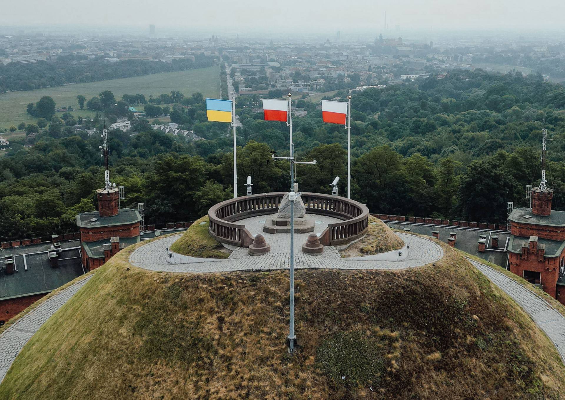 Flaga ukraińska znów na Kopcu Kościuszki w Krakowie