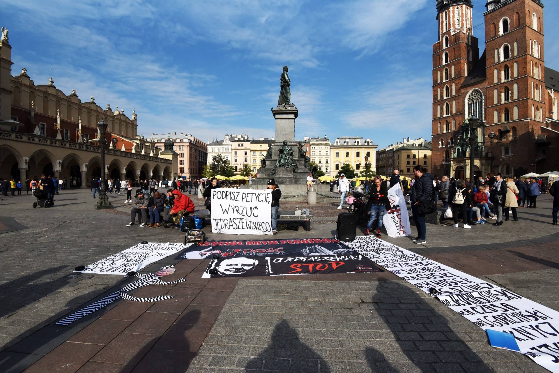 Akcja w Krakowie: "Podpisz petycję, wyrzuć Jędraszewskiego"