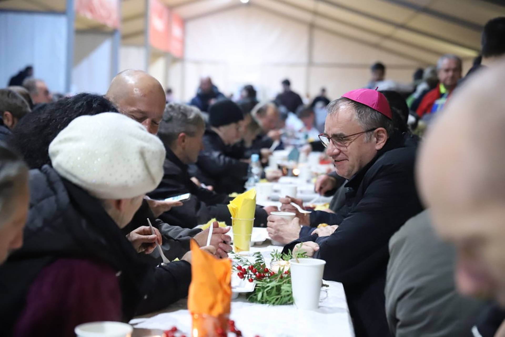 Krakowski biskup zjadł obiad z ubogimi. "Ubogim jest ten, kto nie potrafi się dzielić"