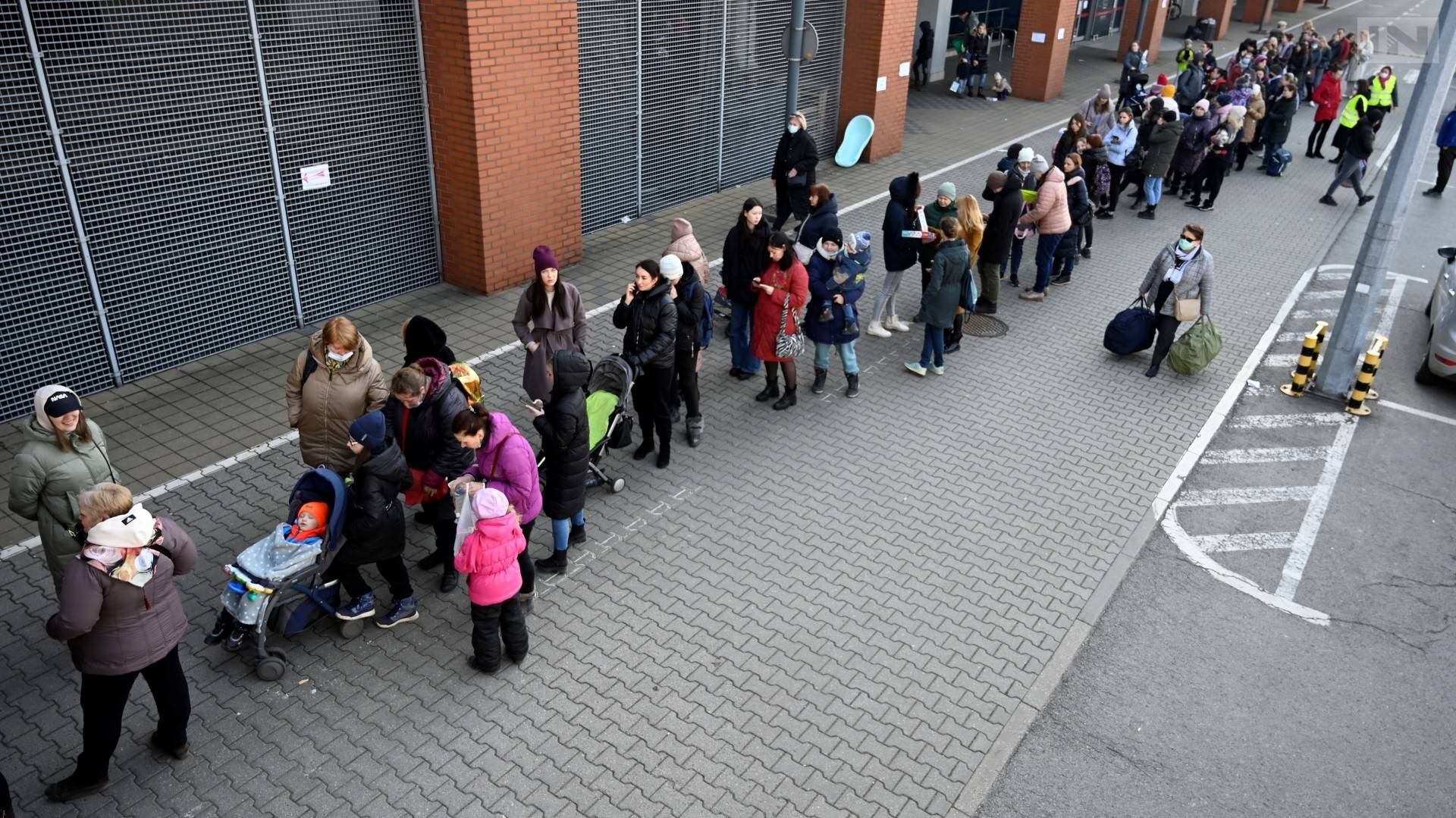 Olbrzymia kolejka do nieczynnej galerii handlowej. Tu działa "Szafa Dobra"