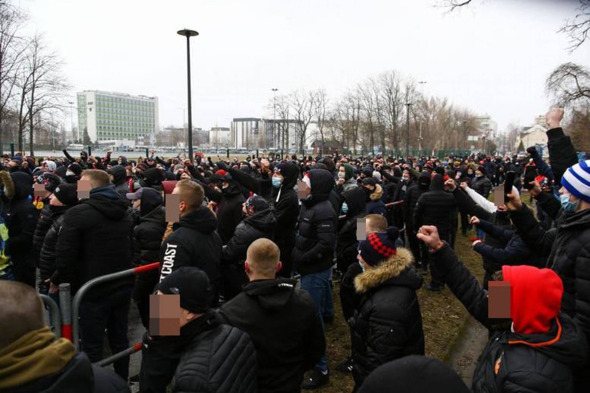 Setki kibiców przed stadionem Wisły. Chcieli wejść na mecz