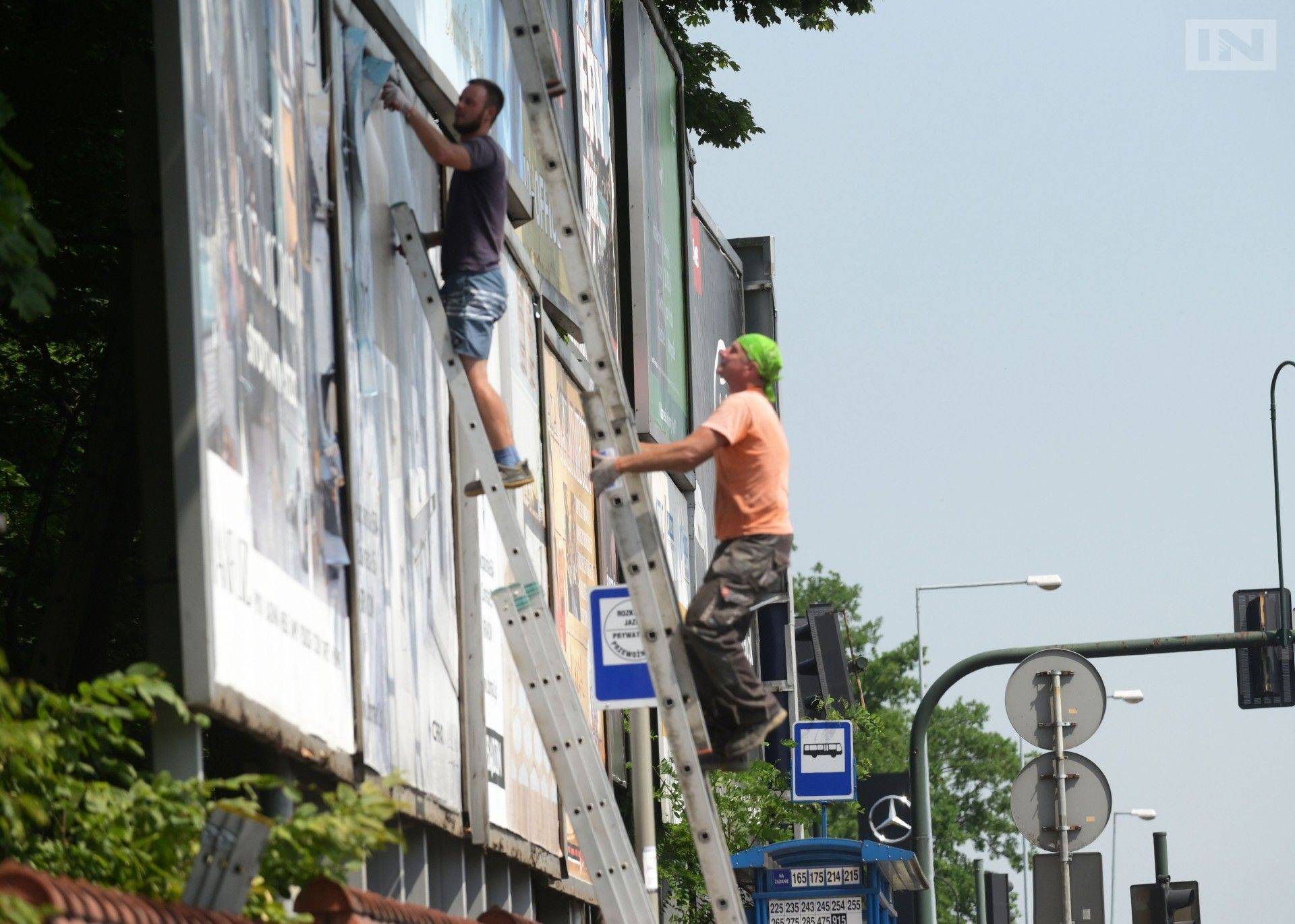 Porządki w Krakowie: usnięto dwieście nielegalnych słupów