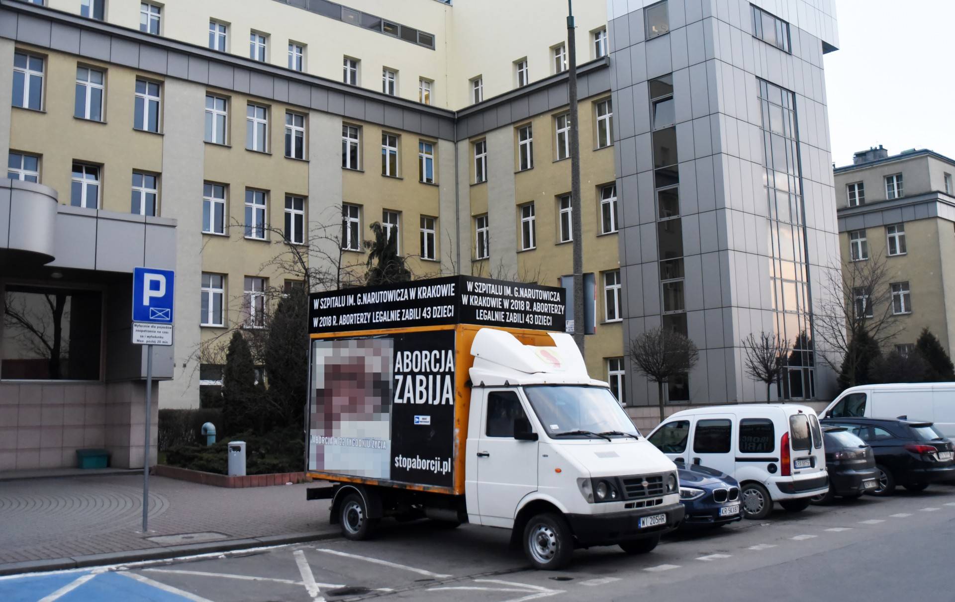 Znaleźli sposób na antyaborcyjną furgonetkę stojącą przed szpitalem Narutowicza