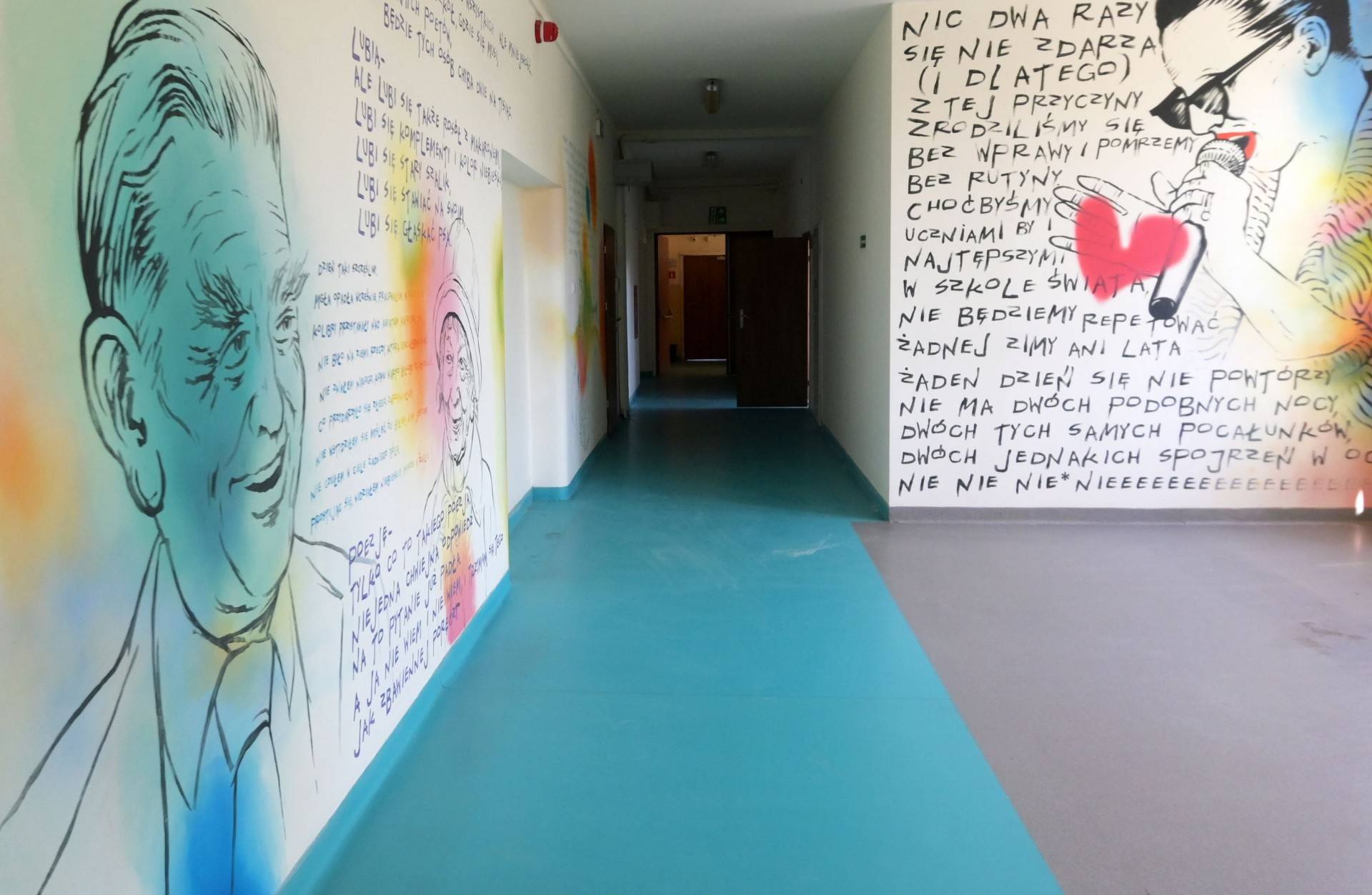 Kapitalnie pomalował szkolne korytarze. Kurator Nowak może się to nie spodobać