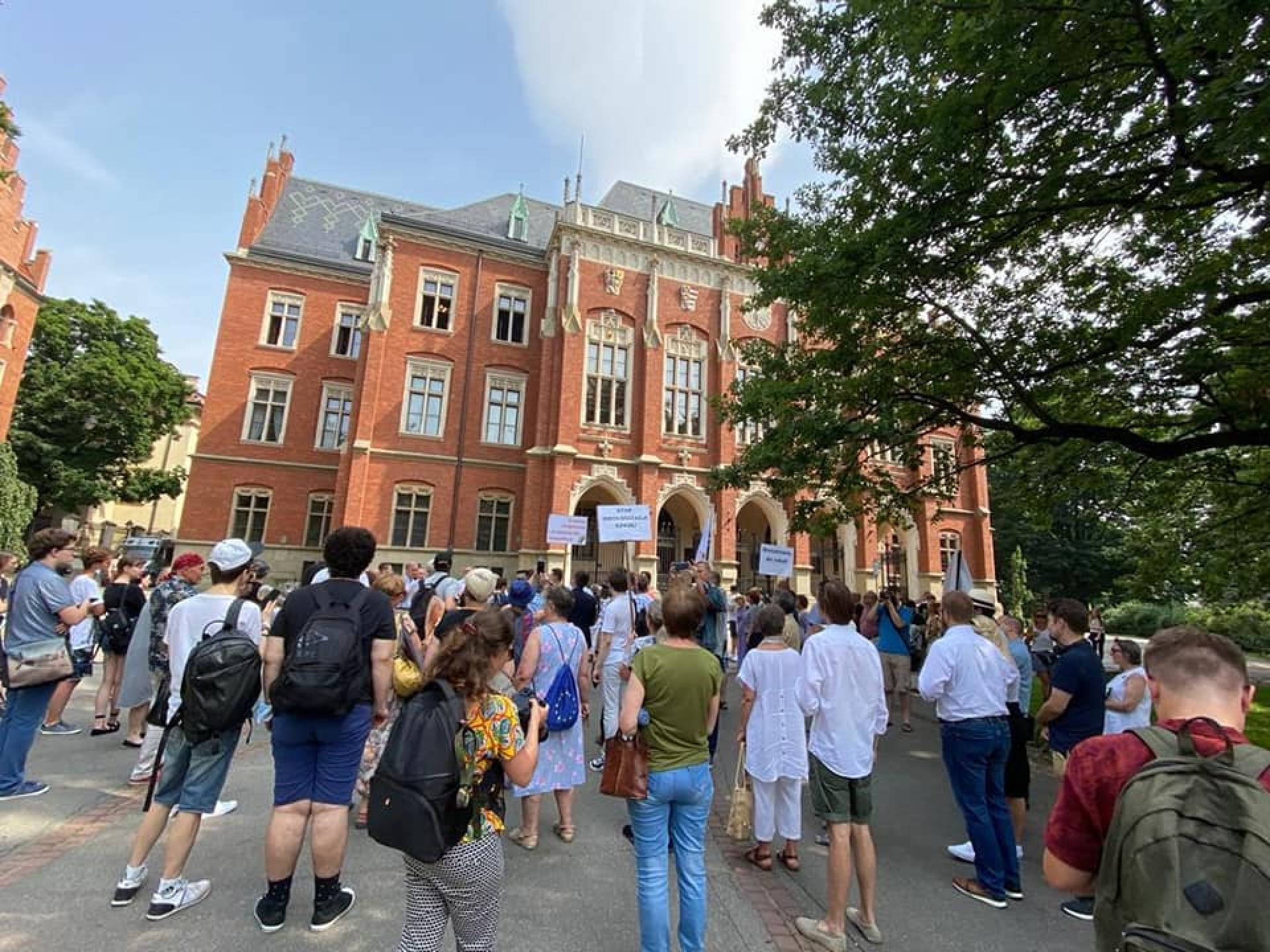 Według ministra Czarnka kobieta jest "błędem natury"? Protest w Krakowie
