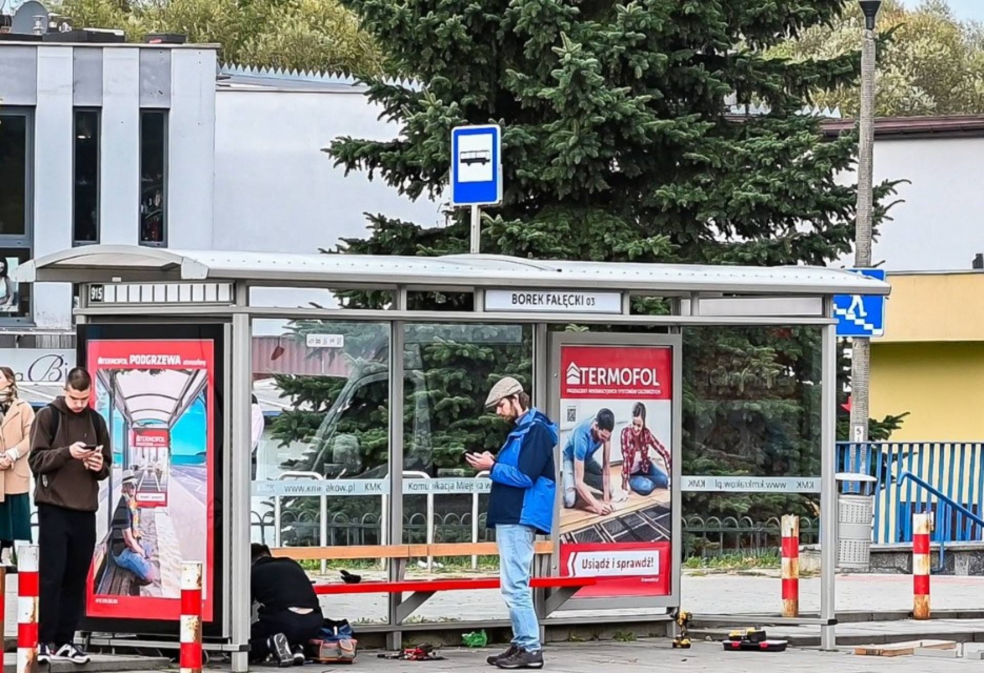 Podgrzewane ławki na przystankach. Nietypowa kampania reklamowa