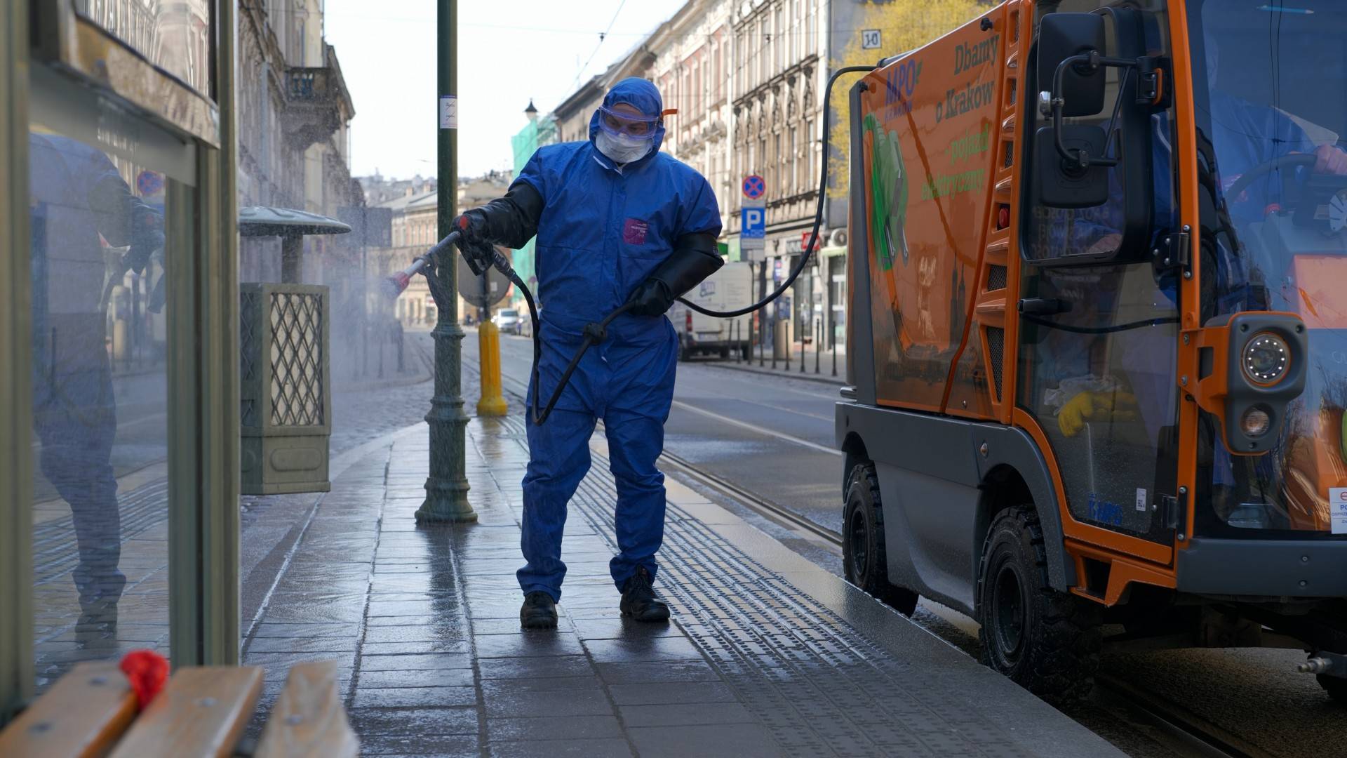 Kraków znów odkaża chodniki i przystanki, dezynfekcja zatrzyma pandemię?