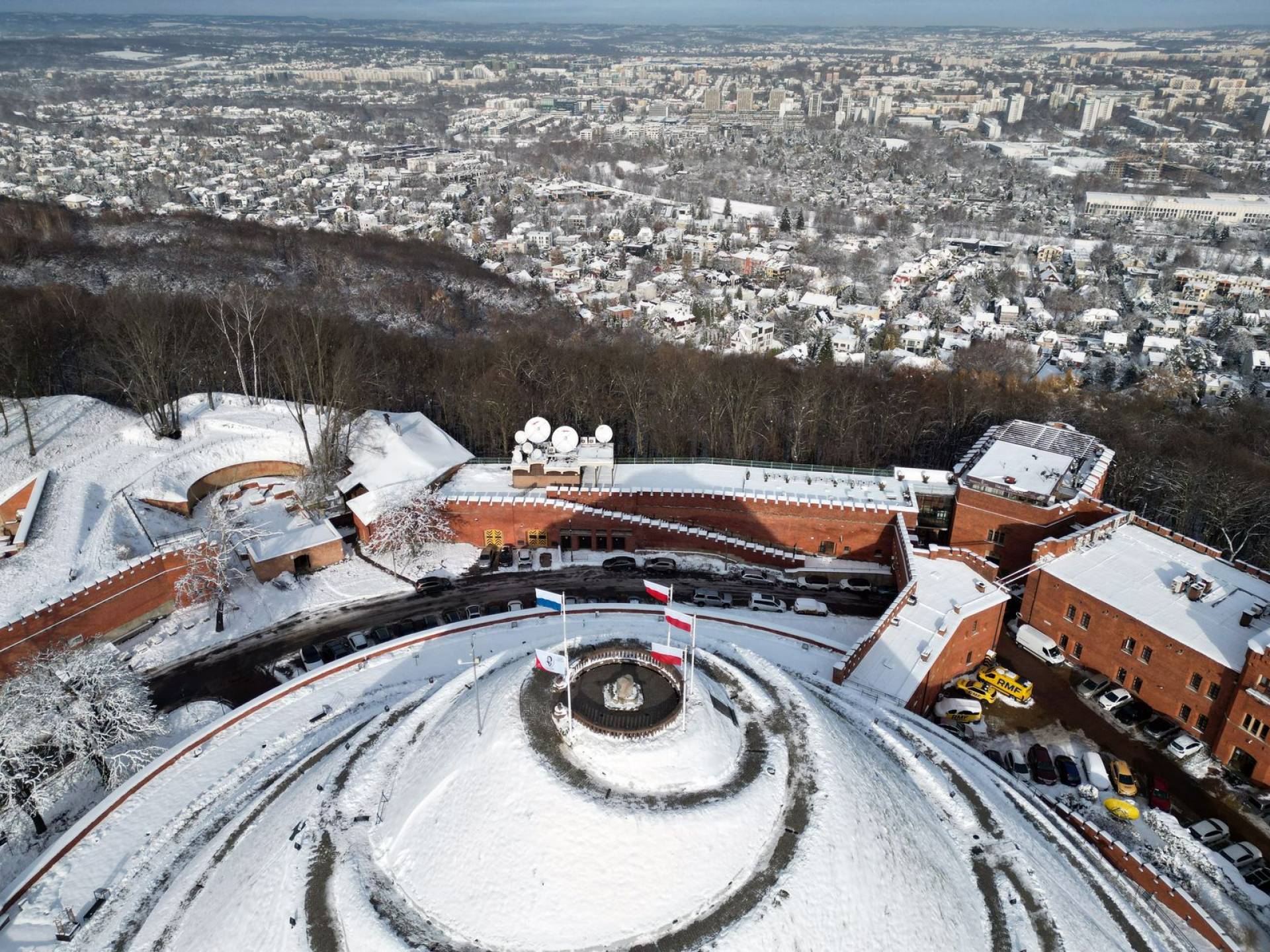 Nowe flagi na Kopcu Kościuszki. Zostaną tam na stałe