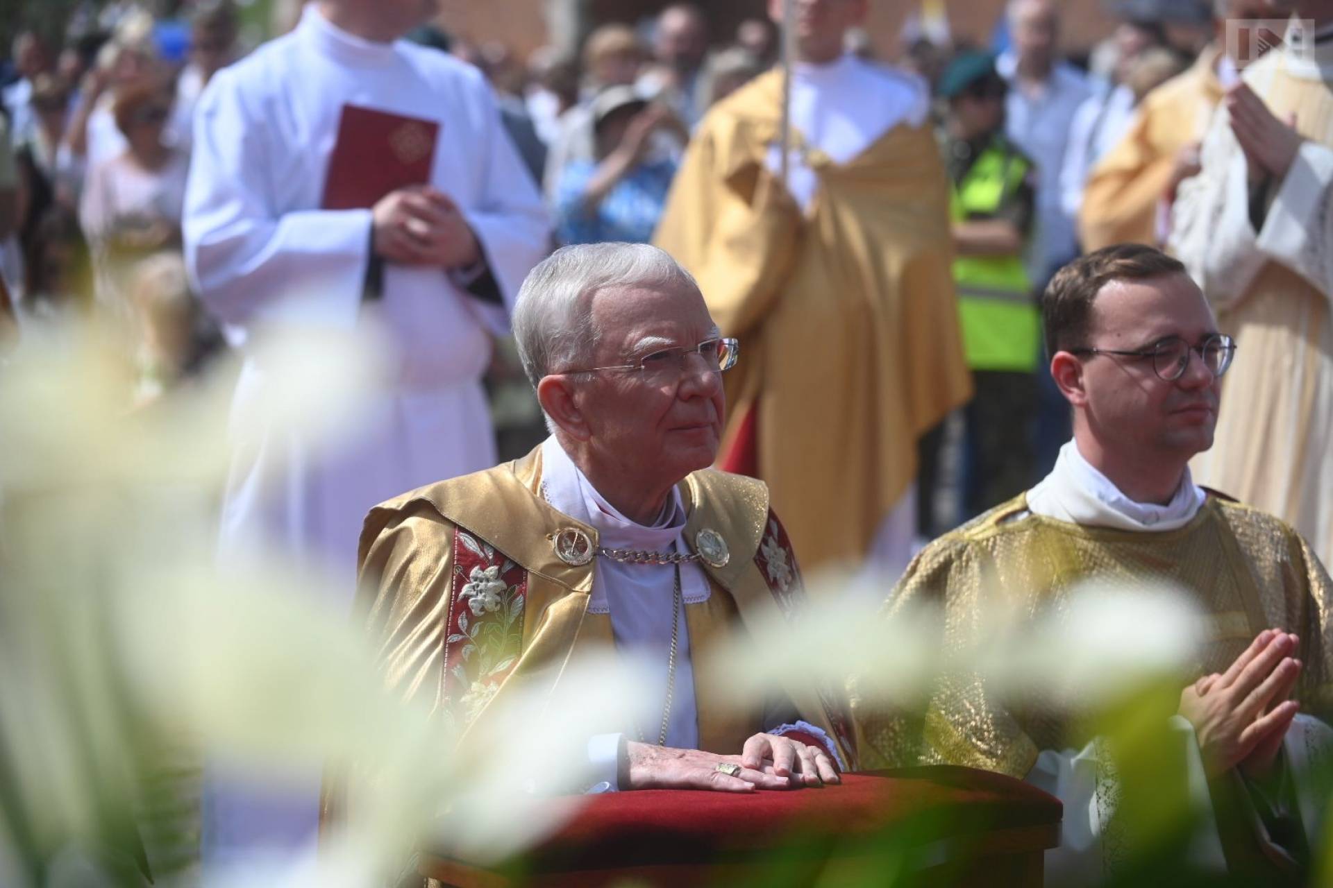 Abp Jędraszewski: wraca PRL i „opiłowywanie” katolików z przywilejów