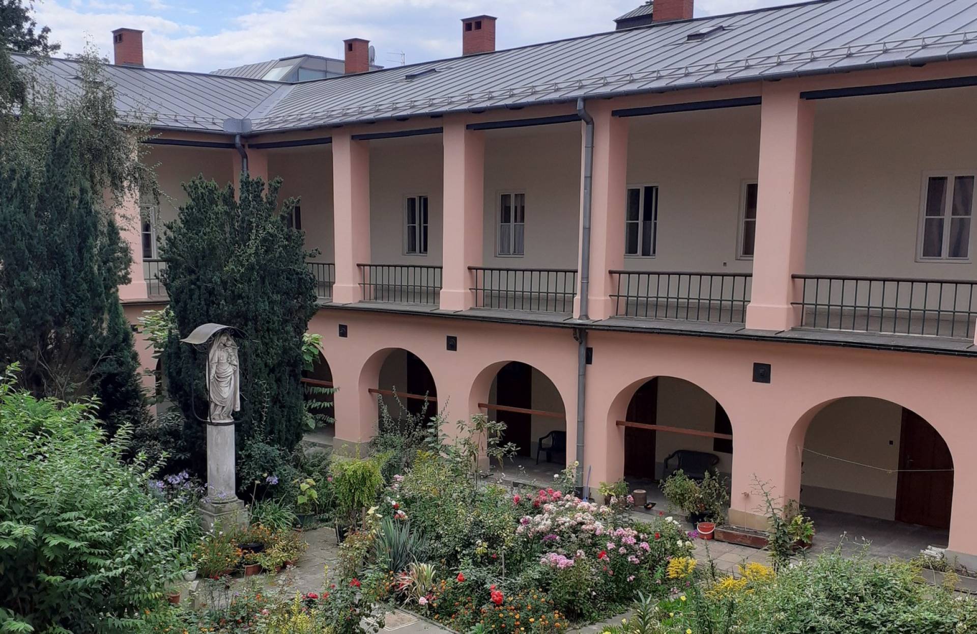 Liczący 400 lat klasztor “Na Gródku” jak przed wiekami. “Wraca spokój i cisza”