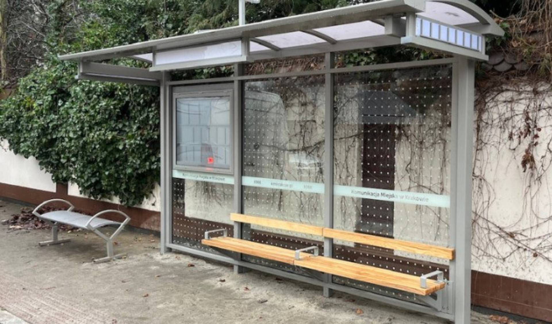 Nowe ławki i wiaty na przystankach, pasażerom wygodniej