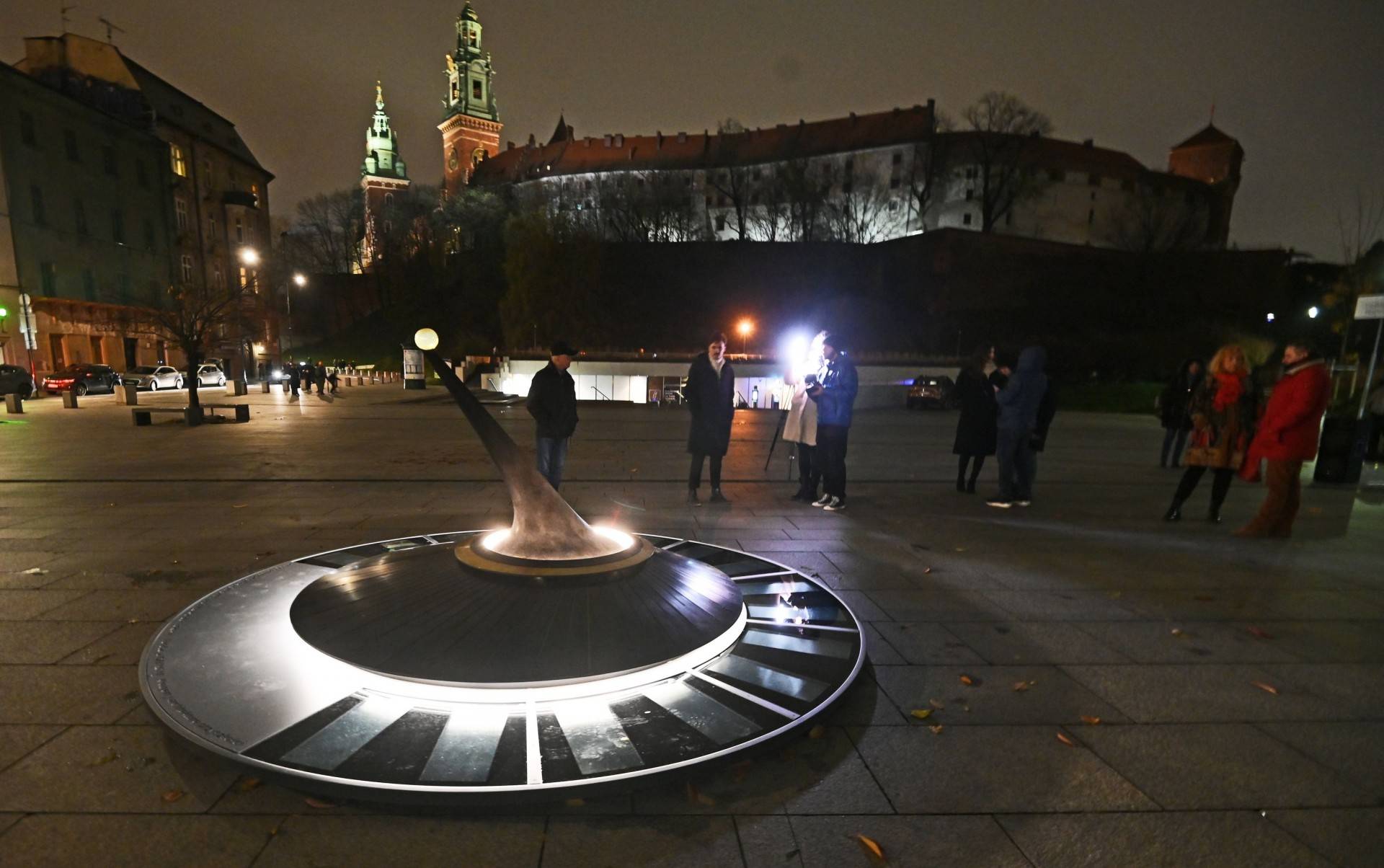Wyjątkowy zegar słoneczny stanął pod Wawelem, działa również w nocy