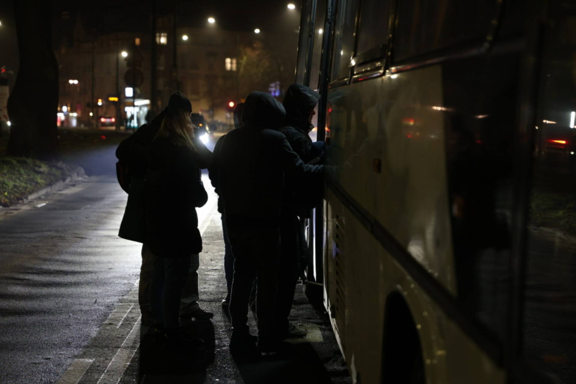 W tym autobusie można się ogrzać i najeść. Postój na przystanku trwa pół godziny