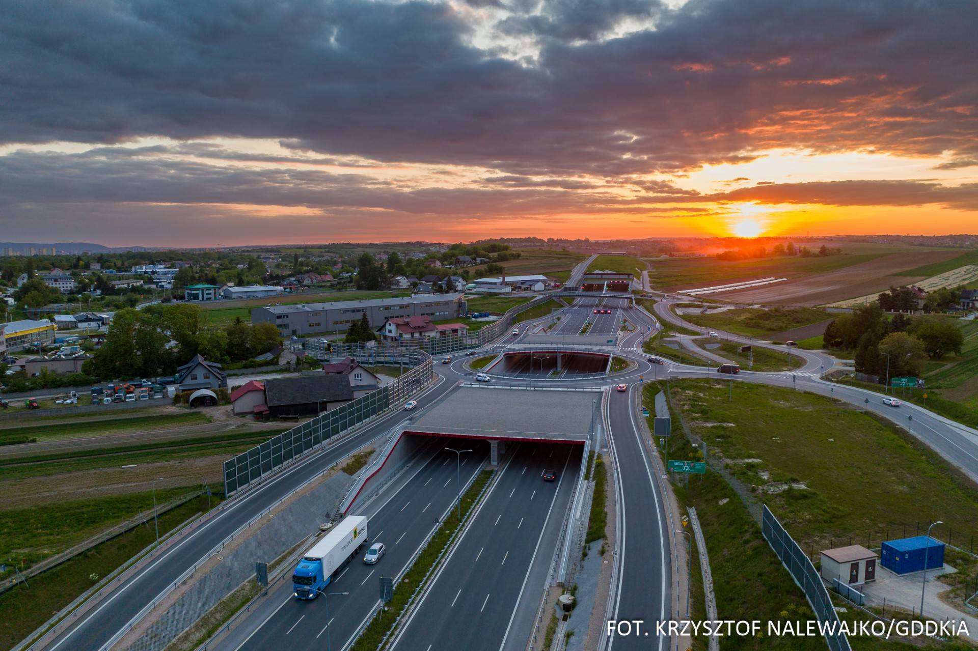 Noga z gazu na północnej obwodnicy Krakowa, w tunelu odcinkowy pomiar prędkości