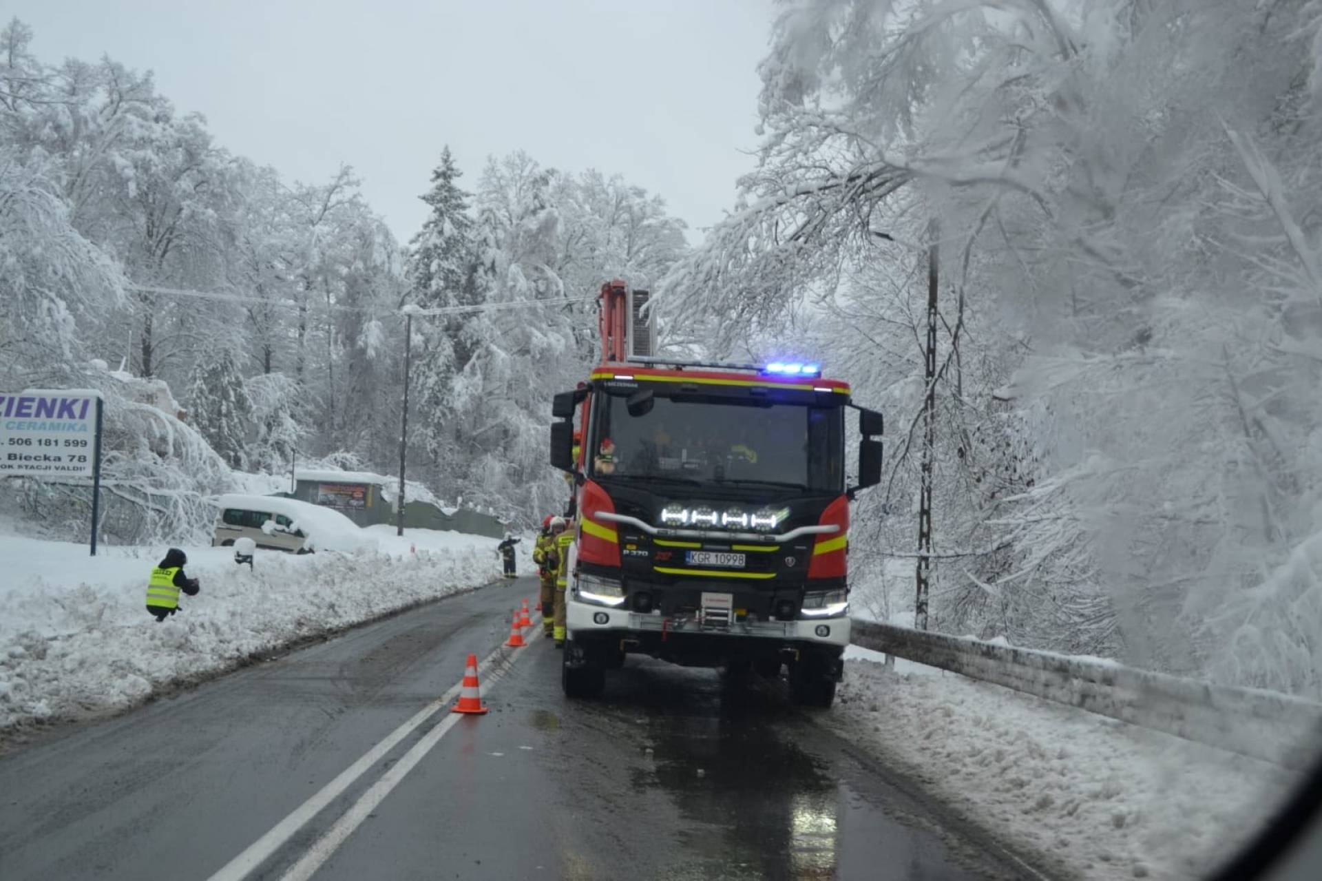 Pogoda w Krakowie się poprawia, służby wciąż mają ręce pełne roboty