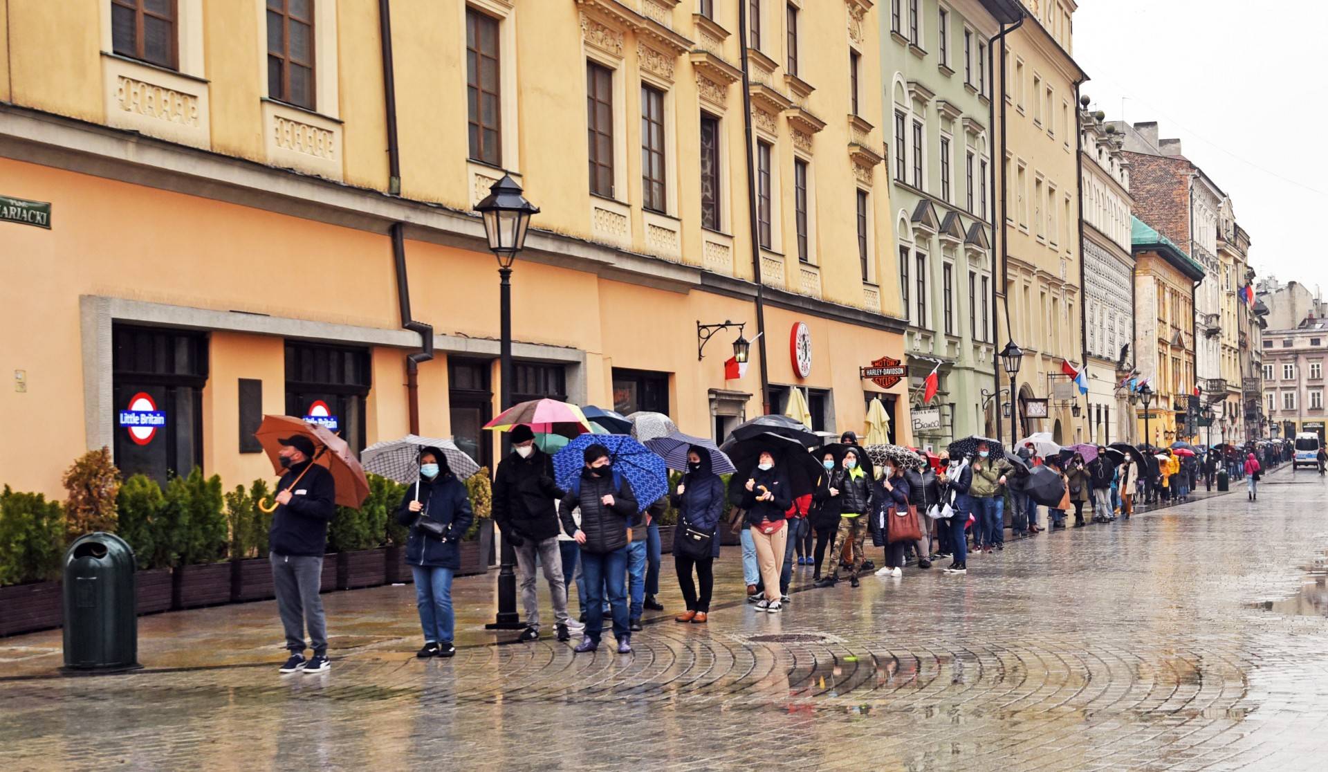 Gigantyczna kolejka do szczepień na Rynku. Setki osób...