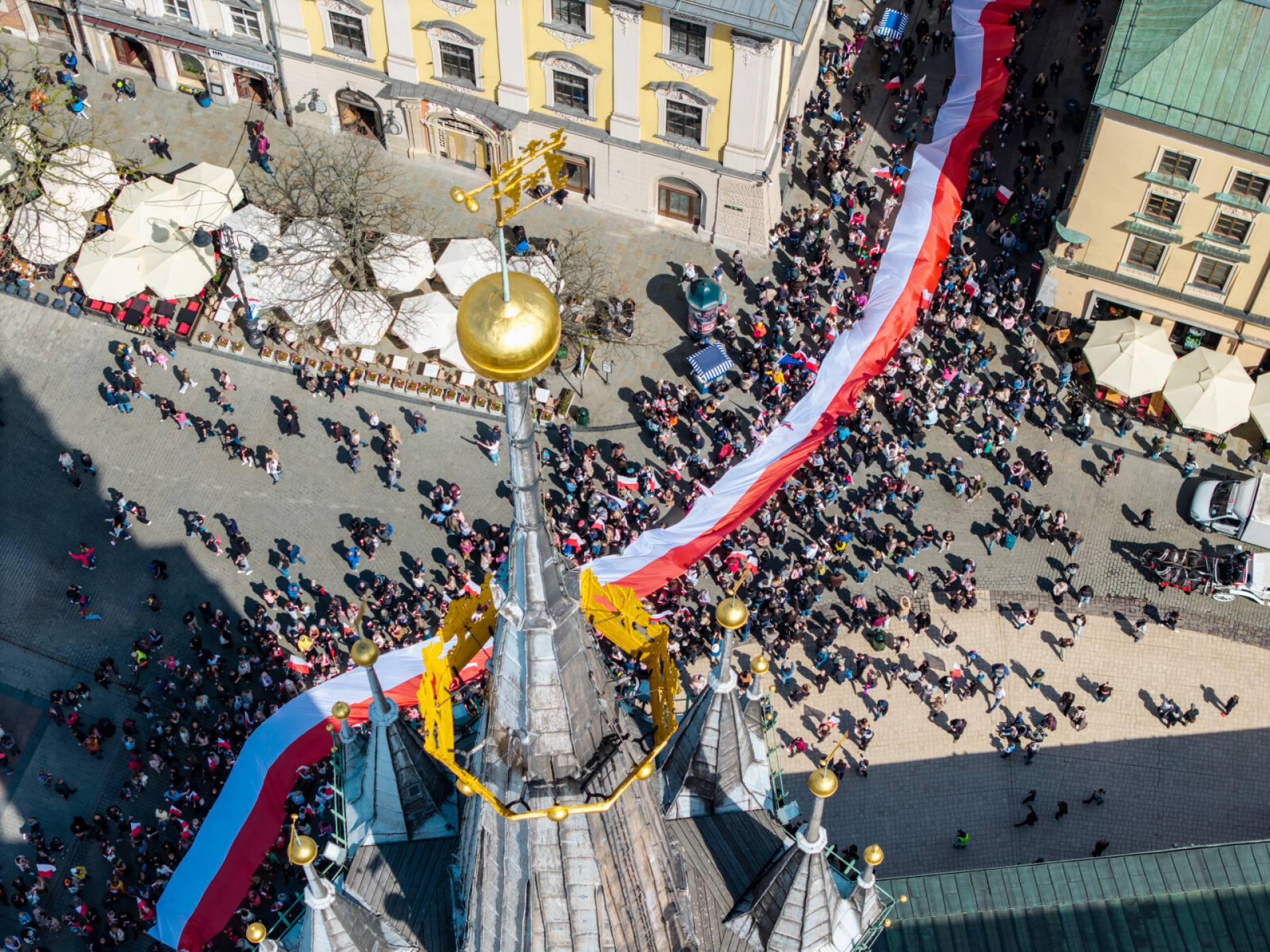 Gigantyczna biało-czerwona flaga na ulicach Krakowa
