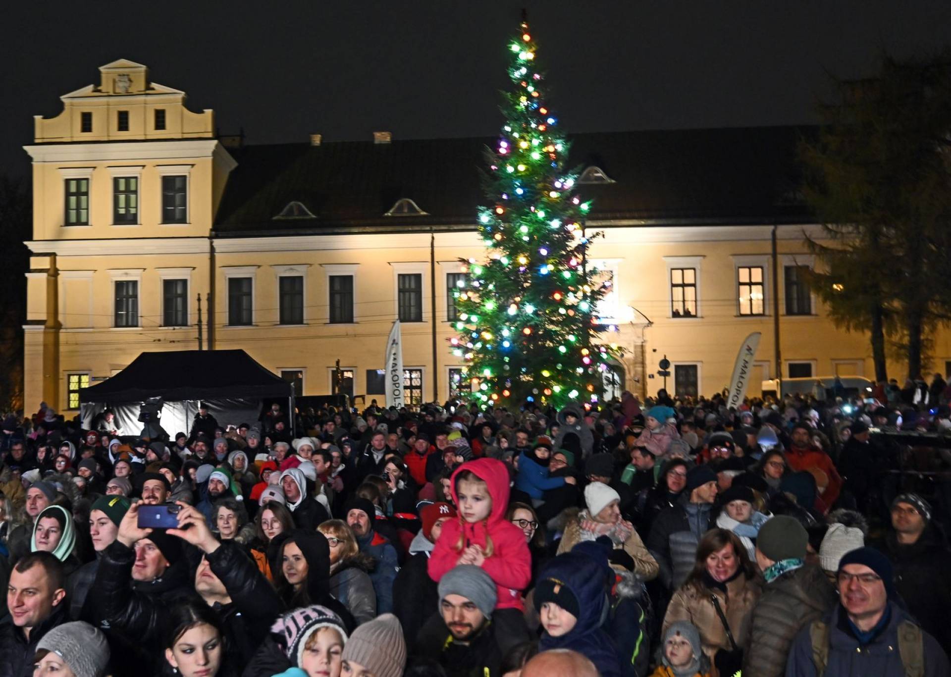 Abp Jędraszewski i Jan Duda zaświecili choinkę przed oknem papieskim