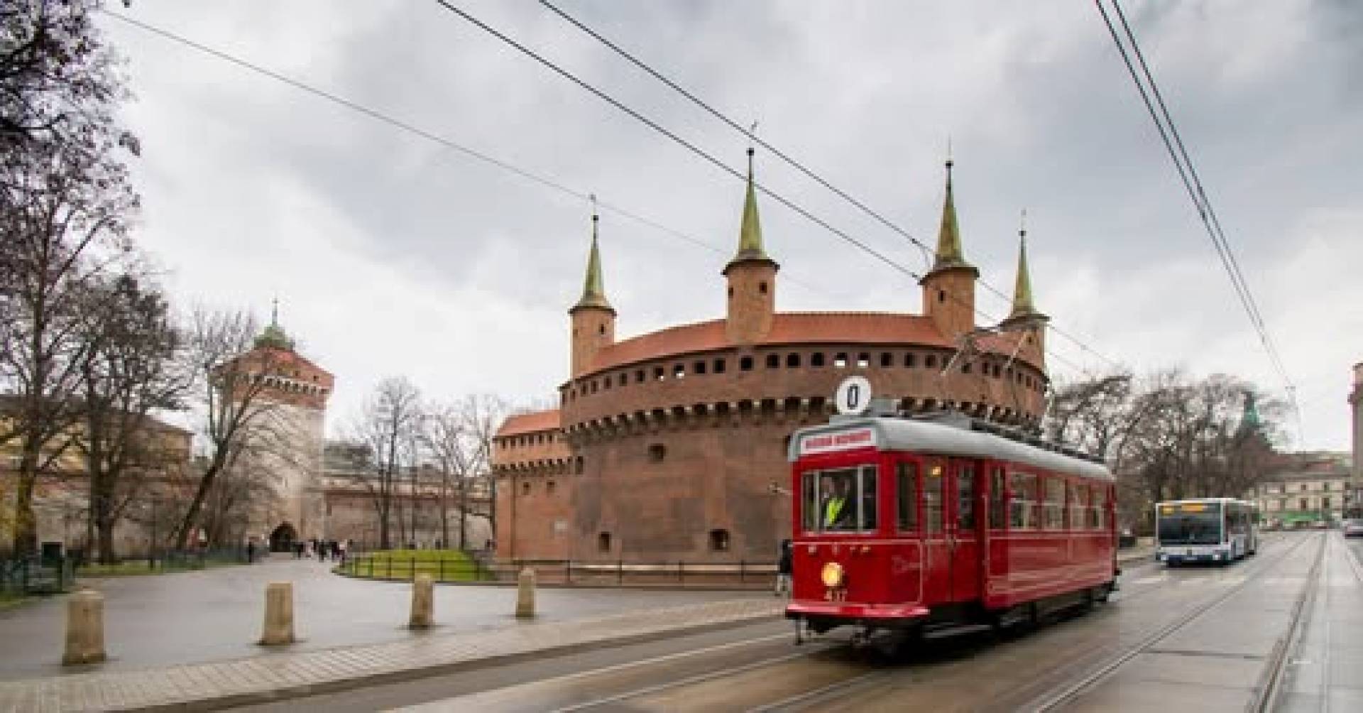 Specjalny tramwaj dla kobiet na ulicach Krakowa, przejazd bezpłatny