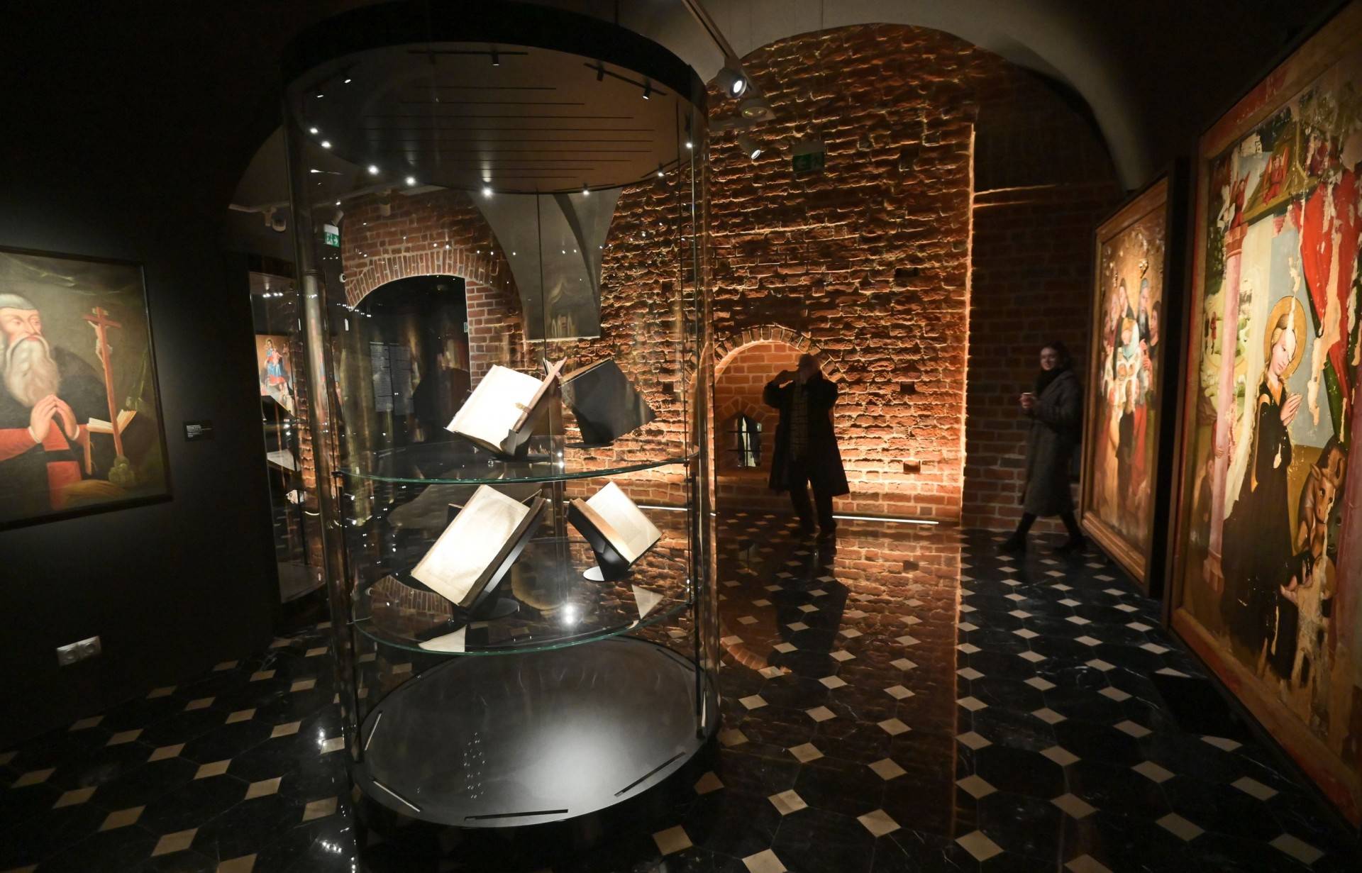 Unikatowe zbiory w labiryncie średniowiecznych piwnic. Można już zwiedzać