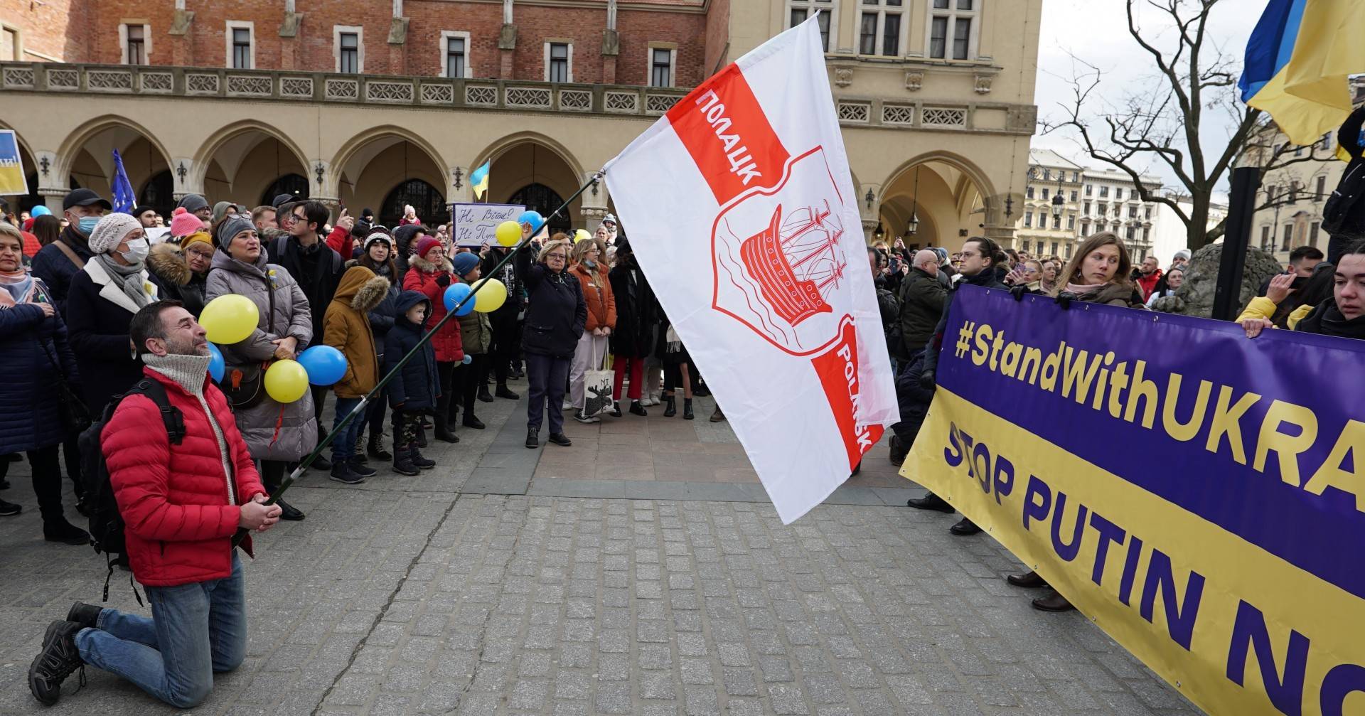 Manifestacje wsparcia dla Ukrainy. Łańcuch solidarności opasał Rynek