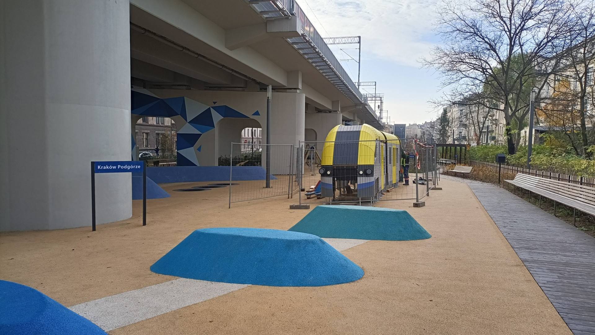 Nowa atrakcja w Parku Kolejowym, trwa montowanie pociągu